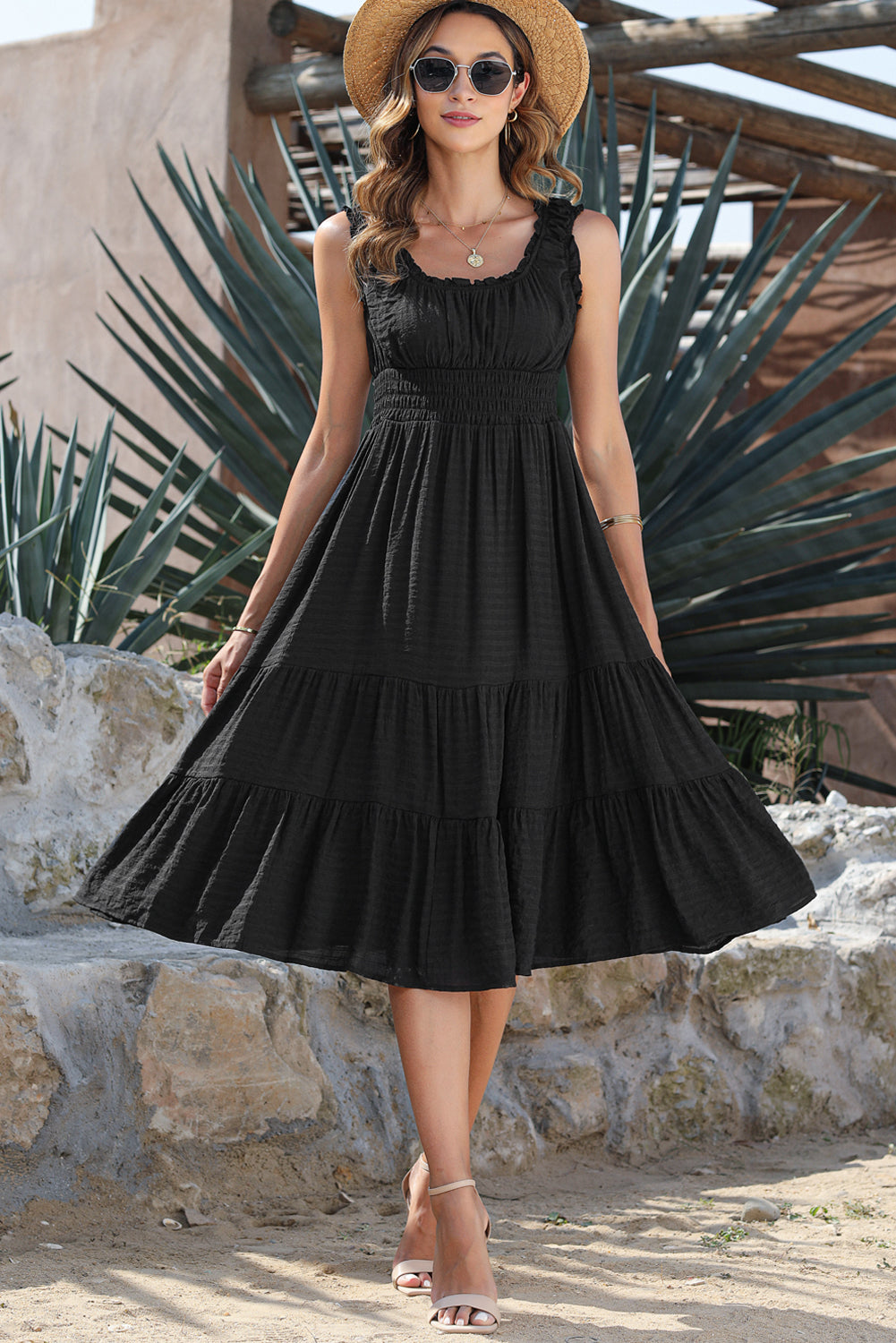 Crna midi haljina bez rukava s U-izrezom i višestrukim naborima