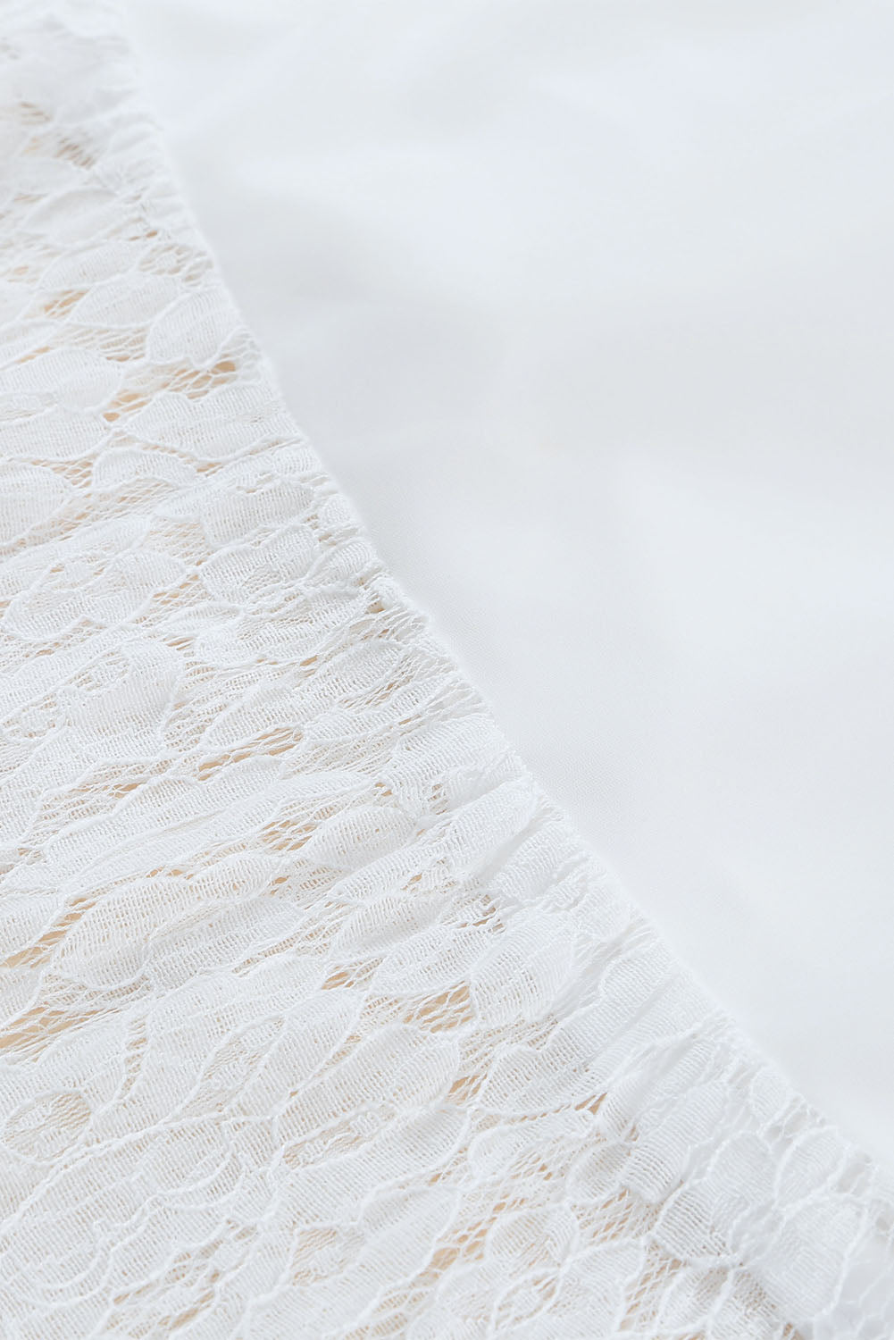 Robe longue blanche sans manches en dentelle au crochet et patchwork
