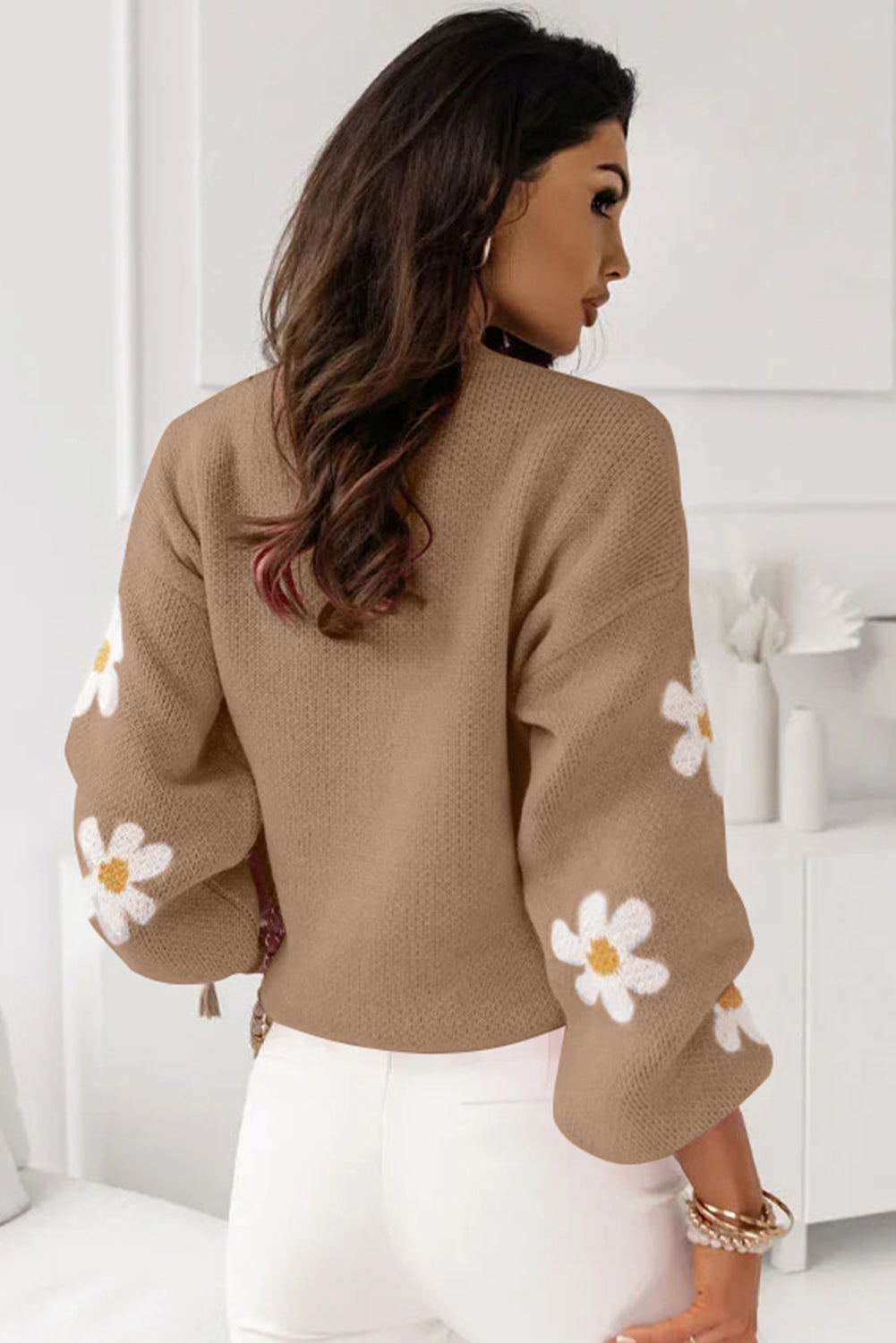 Blasser Khaki-Rosa-Pullover mit Blumenmuster und überschnittener Schulter