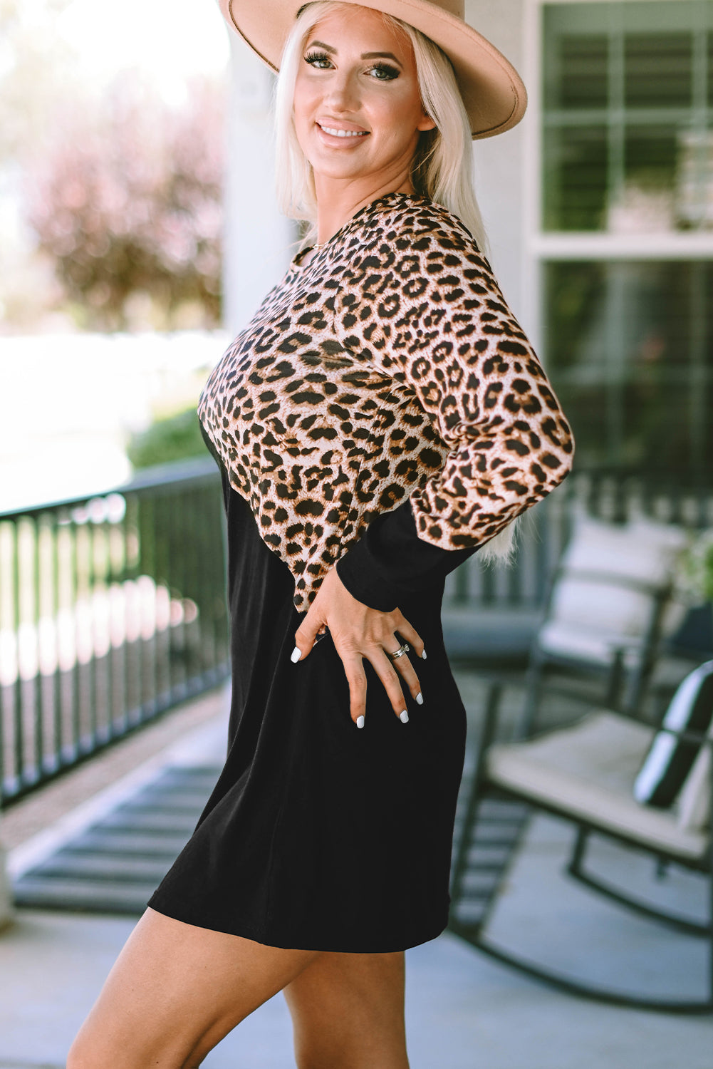 Mini abito color block leopardato nero asimmetrico con spalle scoperte