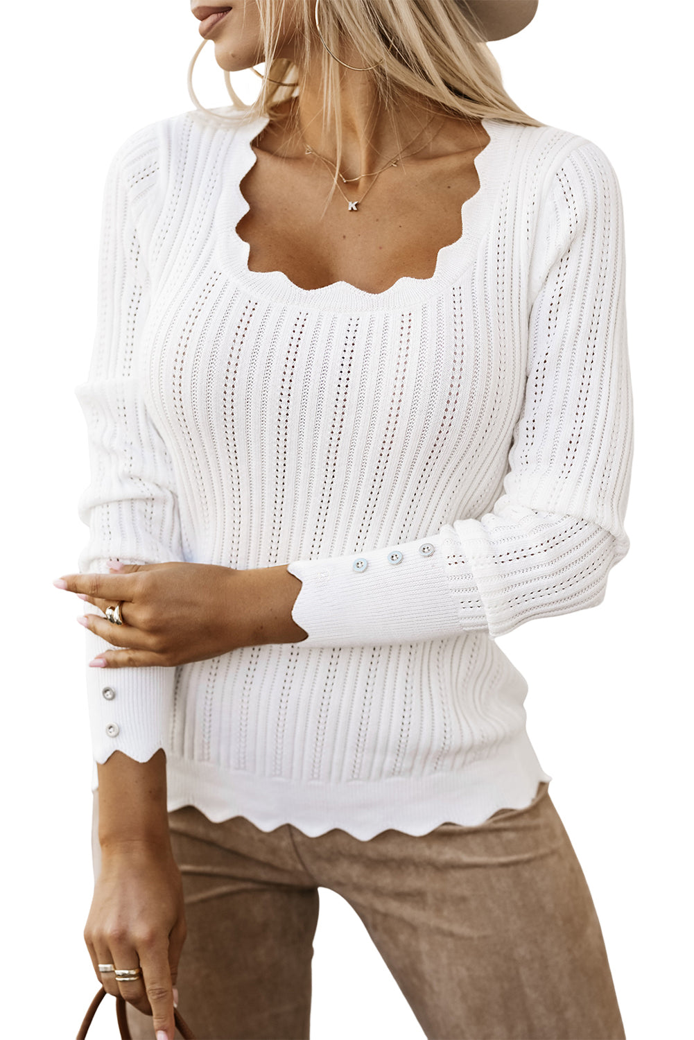 Bel ozek pulover z nazobčanimi robovi in ​​narezki