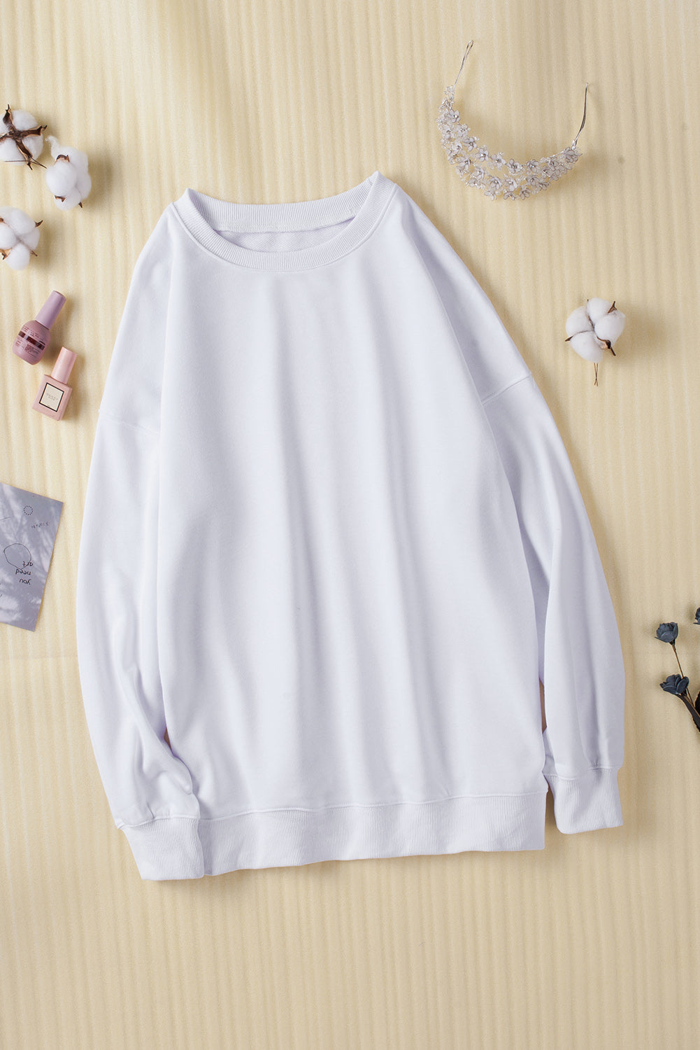 Bel prevelik enobarvni pulover s spuščenimi rameni