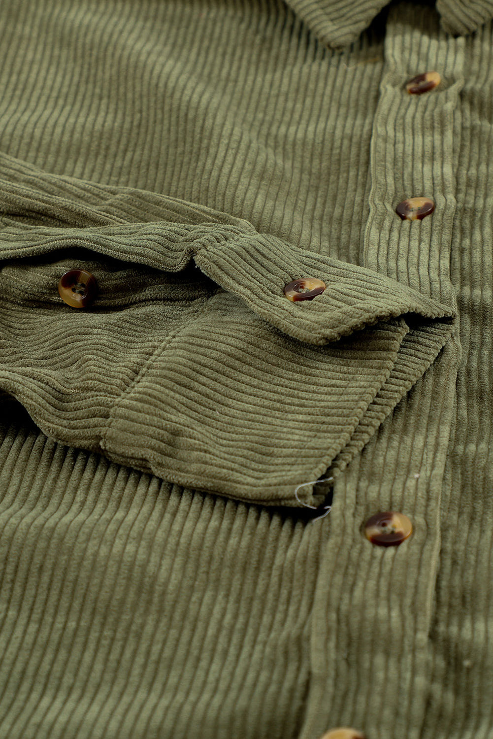 Chemise verte à poche boutonnée en velours côtelé