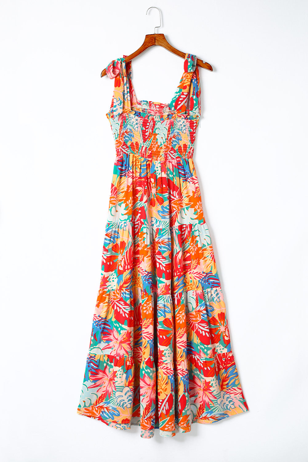 Raznobojna vibrantna haljina s tropskim printom i naborima na više razina