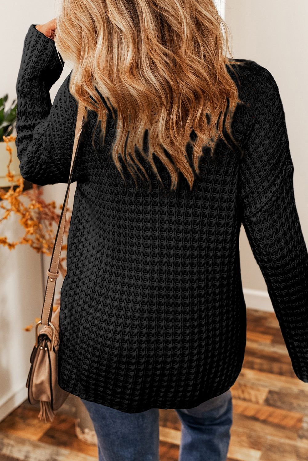 Crni izdubljeni heklani džemper s V izrezom