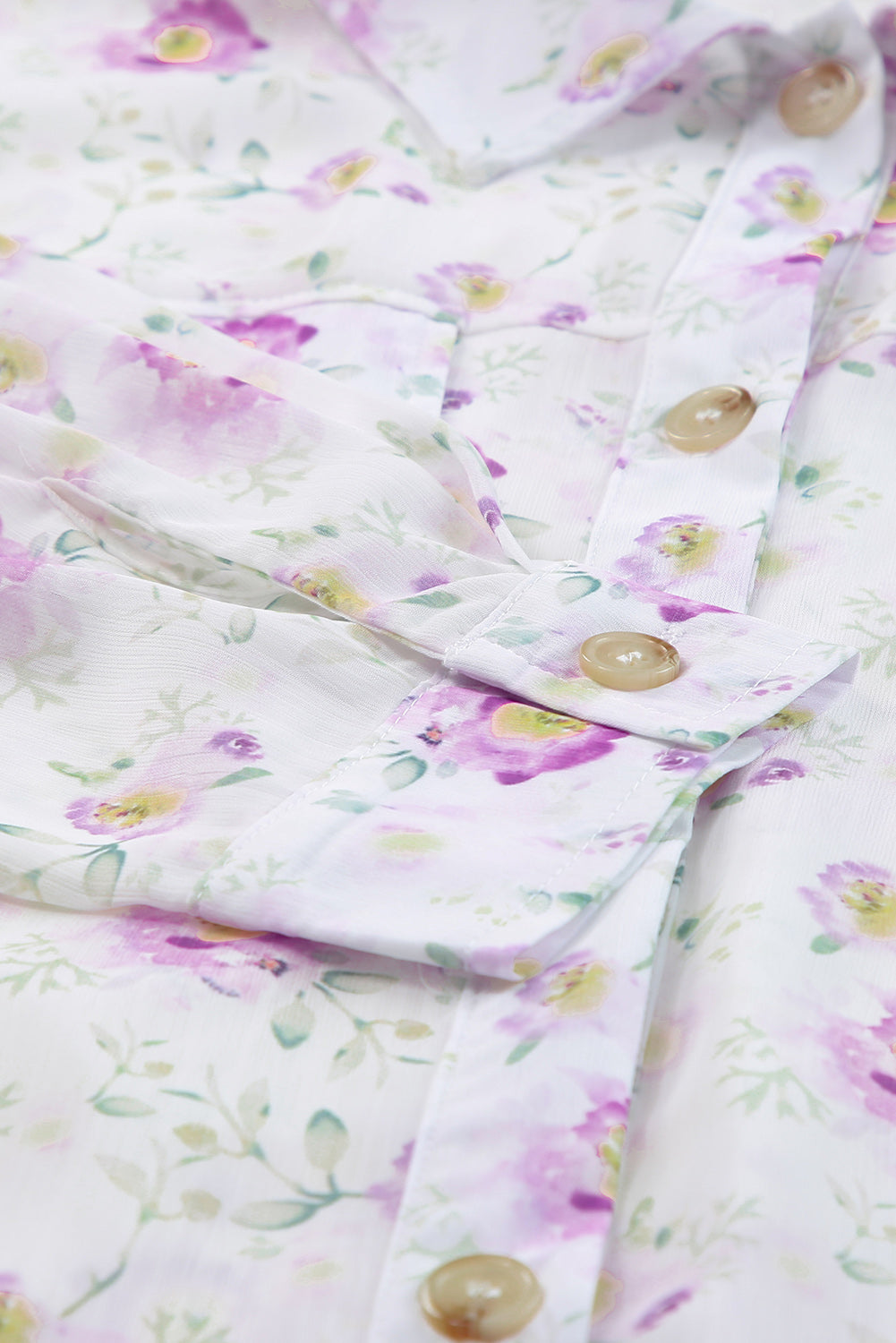 Lilafarbenes Hemd mit Blumendruck und plissierten Pattentaschen