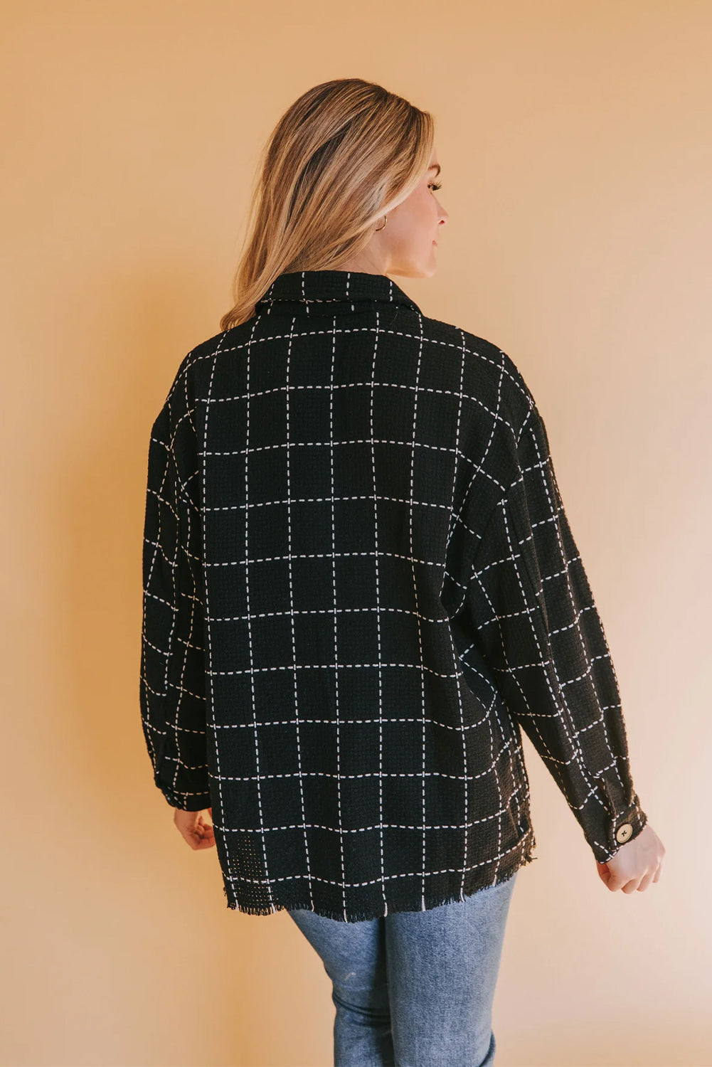 Schwarze, kontrastierende, gitterstrukturierte Hemdjacke mit Pattentaschen und Knöpfen