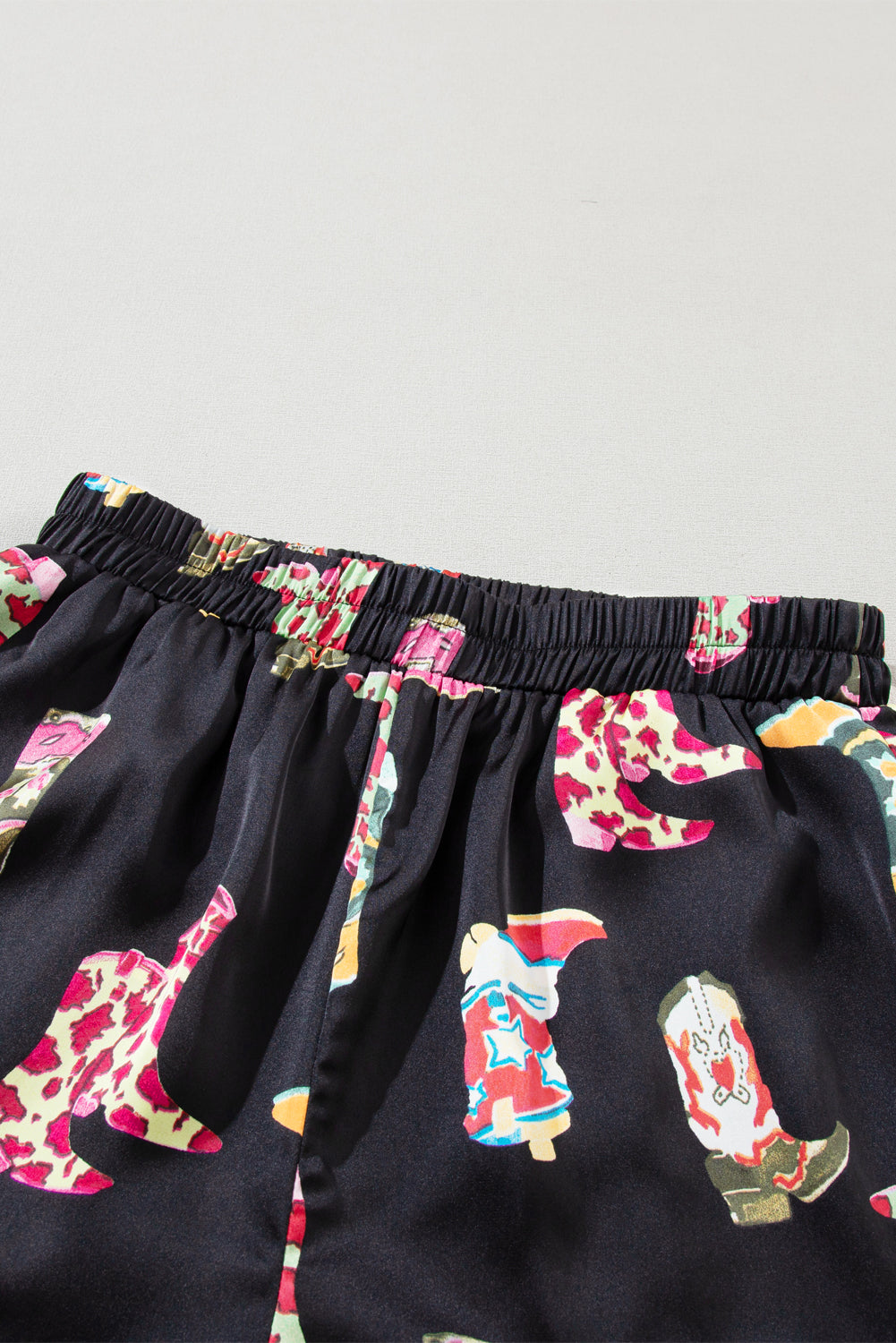 Set pigiama corto stampato con stivali western neri