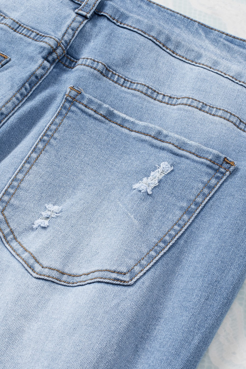 Himmelblaue Distressed-Jeans mit geknöpften Taschen