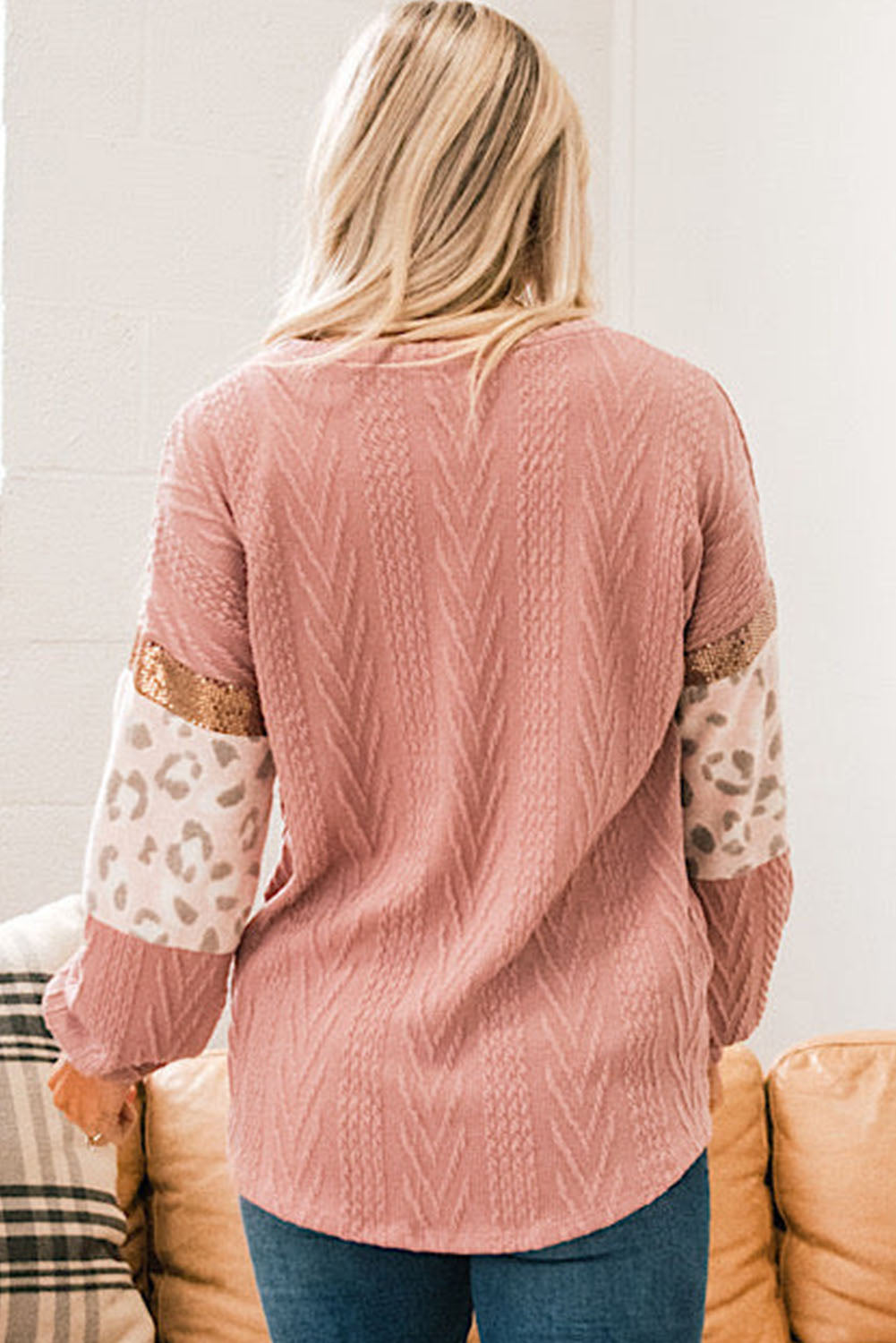 Top in maglia strutturata con maniche impiombate in paillettes leopardate rosa