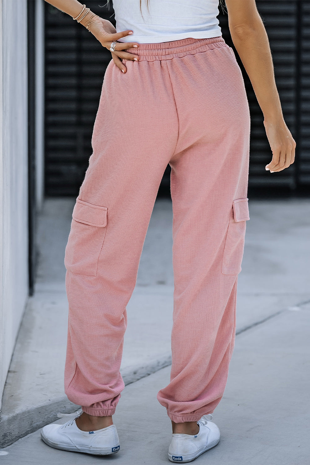 Pantalon de jogging rose à poche cargo et texture gaufrée