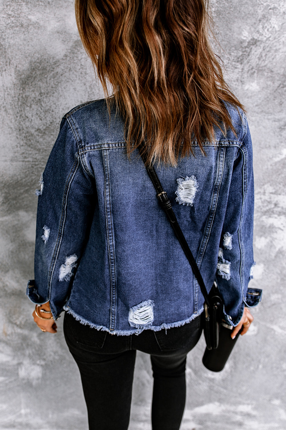 Himmelblaue Jeansjacke mit Distressed-Revers und unversäubertem Saum und Knöpfen