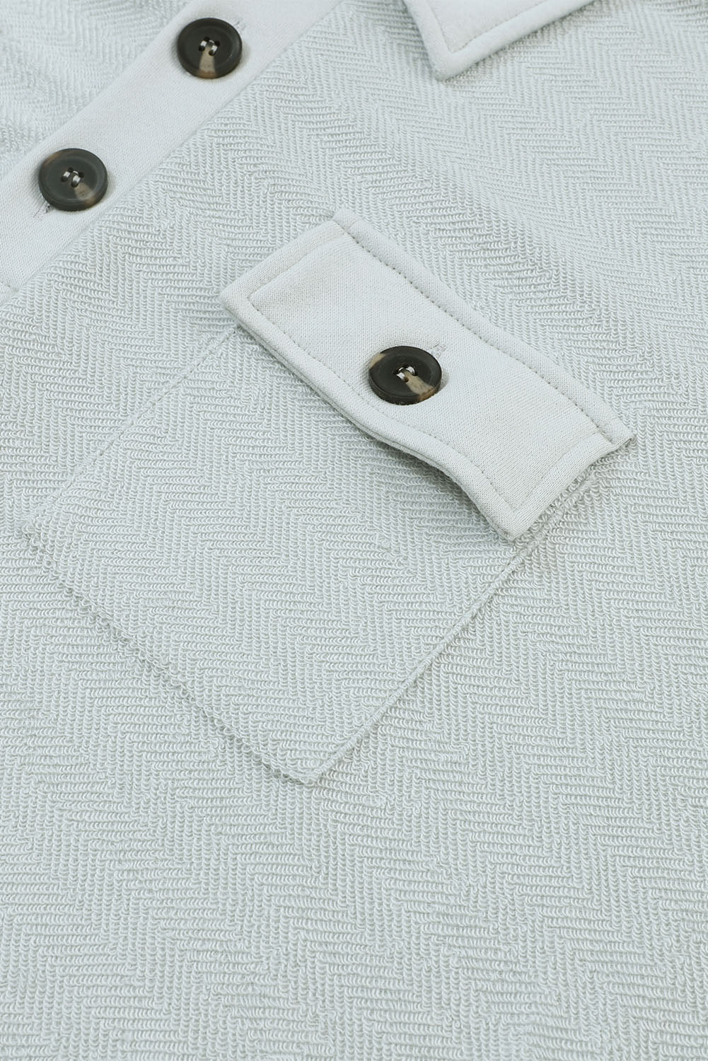 Bel prevelik pulover z žepi in gumbi