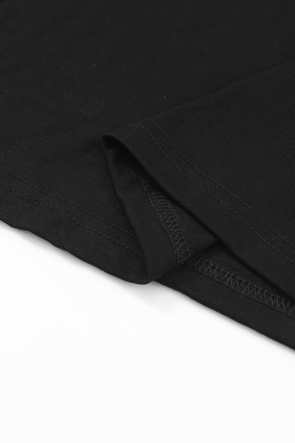 Črna bluza z okroglim izrezom in kvačkanimi rokavi