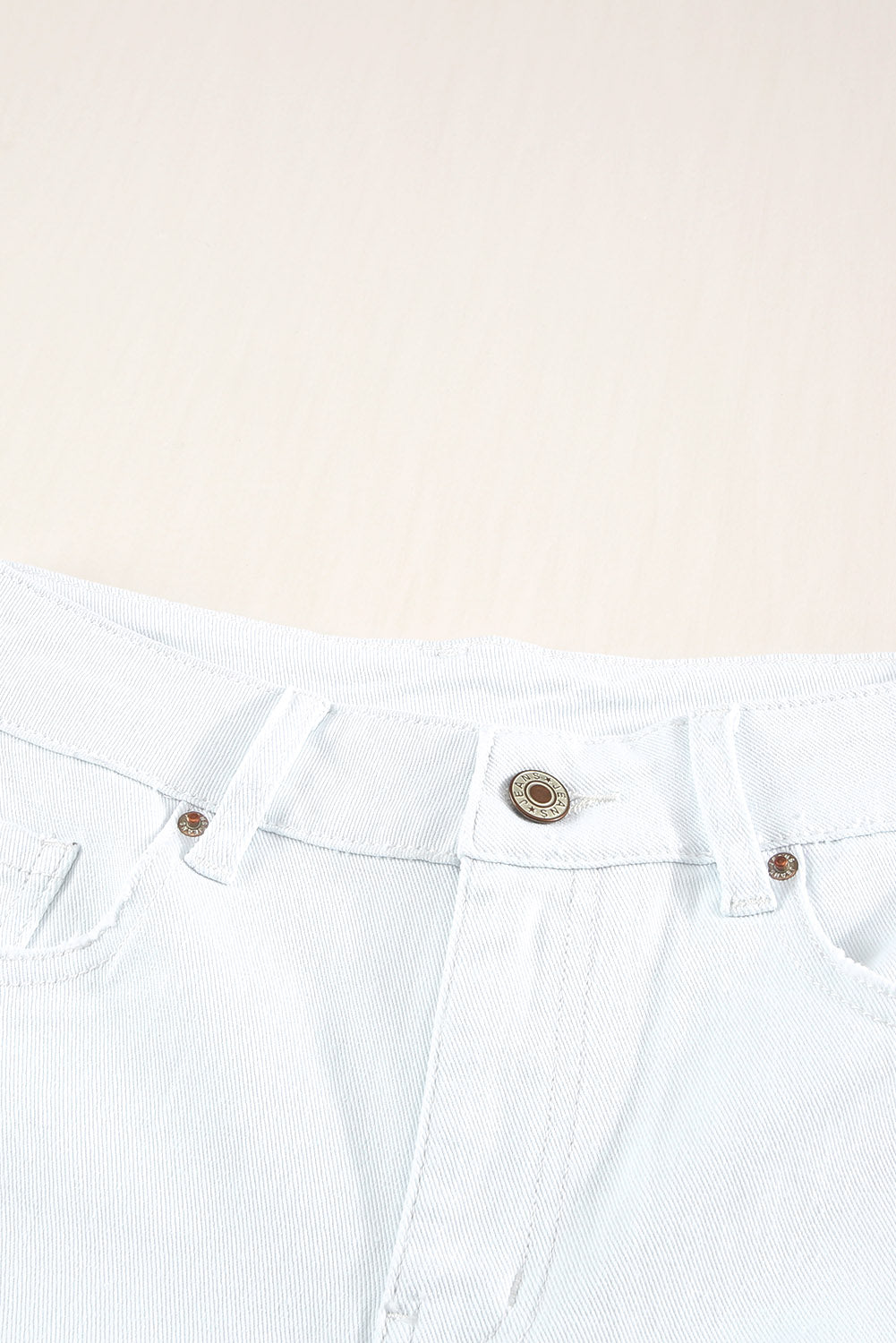 Pantaloncini di jeans sfilacciati bianchi invecchiati