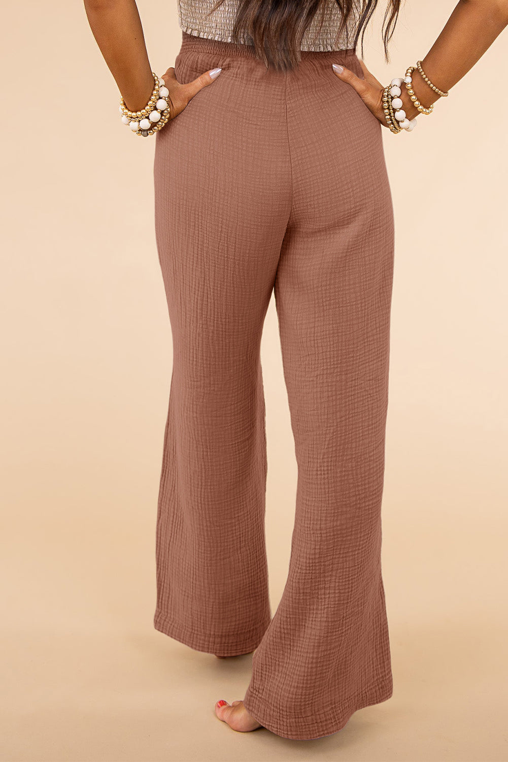Rožnate teksturirane široke hlače velike velikosti z visokim pasom