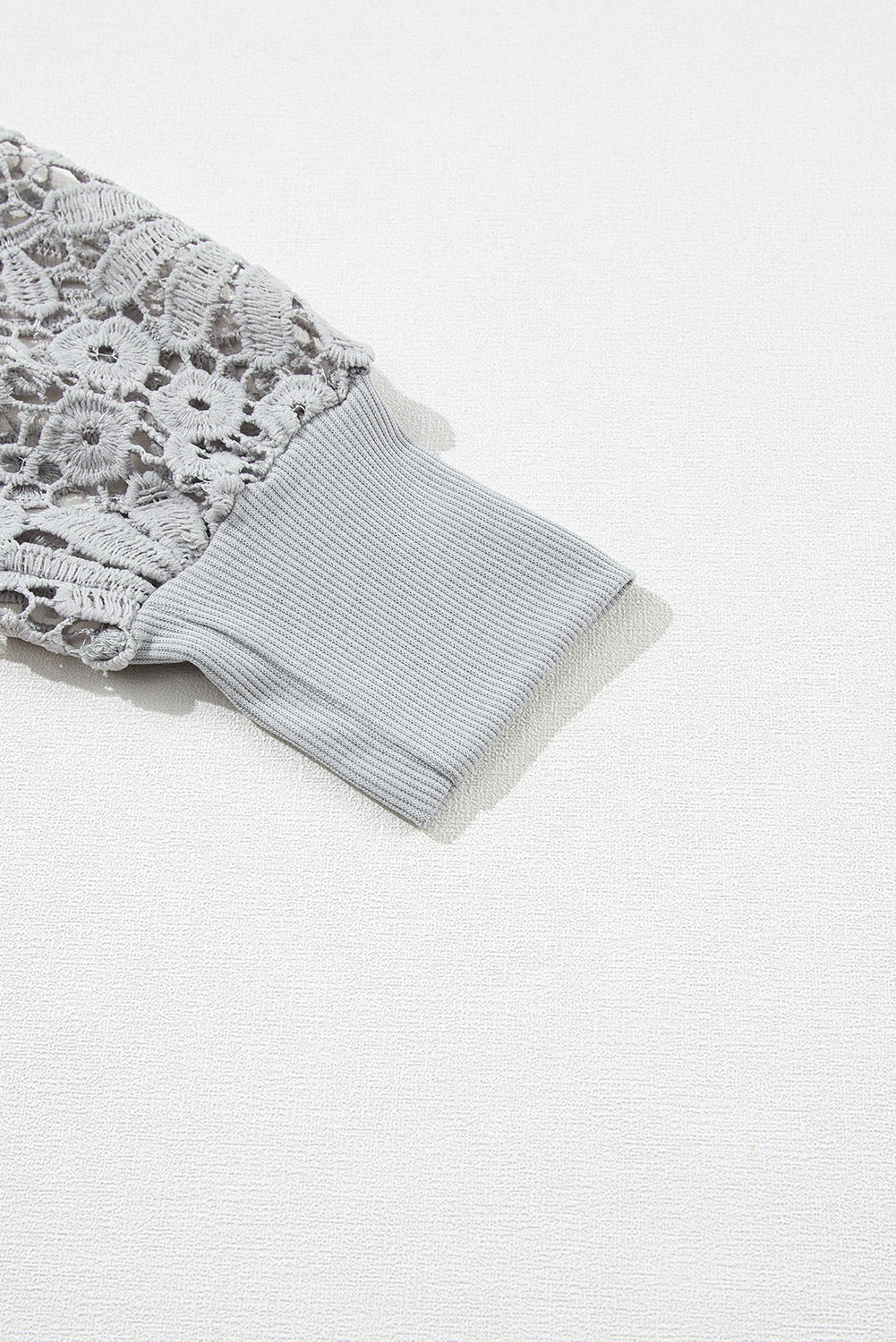 Siva čipkasta majica z napihnjenimi rokavi z V izrezom