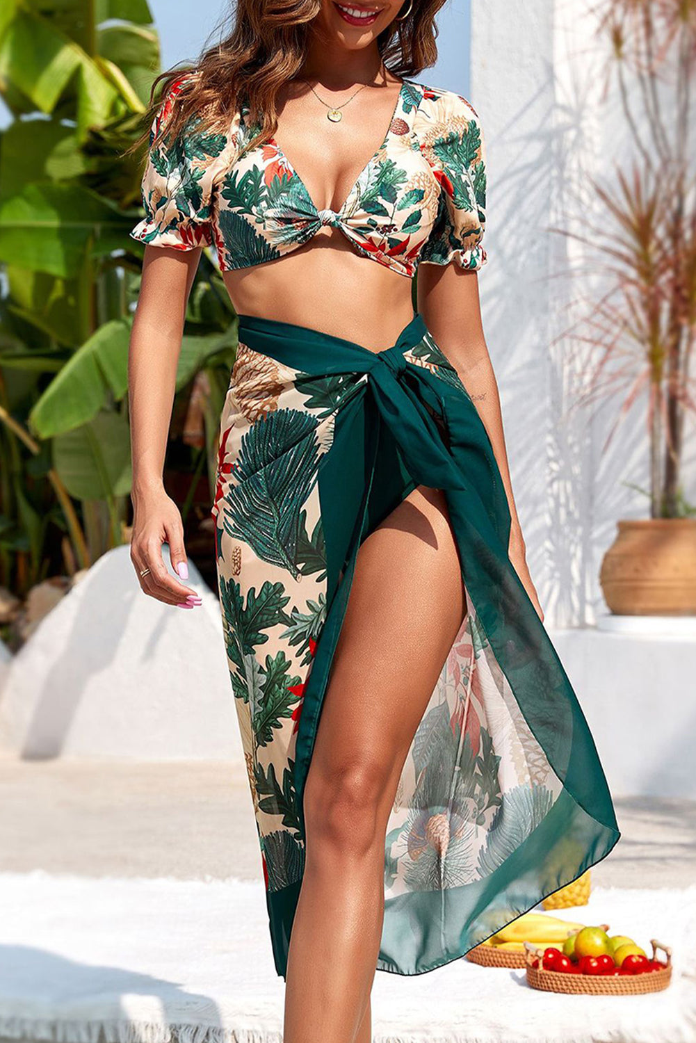 Zeleni 3-delni bikini s tropskim vzorcem in sarongom
