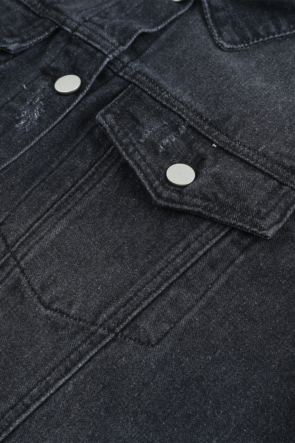 Himmelblaue Jeansjacke mit Distressed-Revers und unversäubertem Saum und Knöpfen