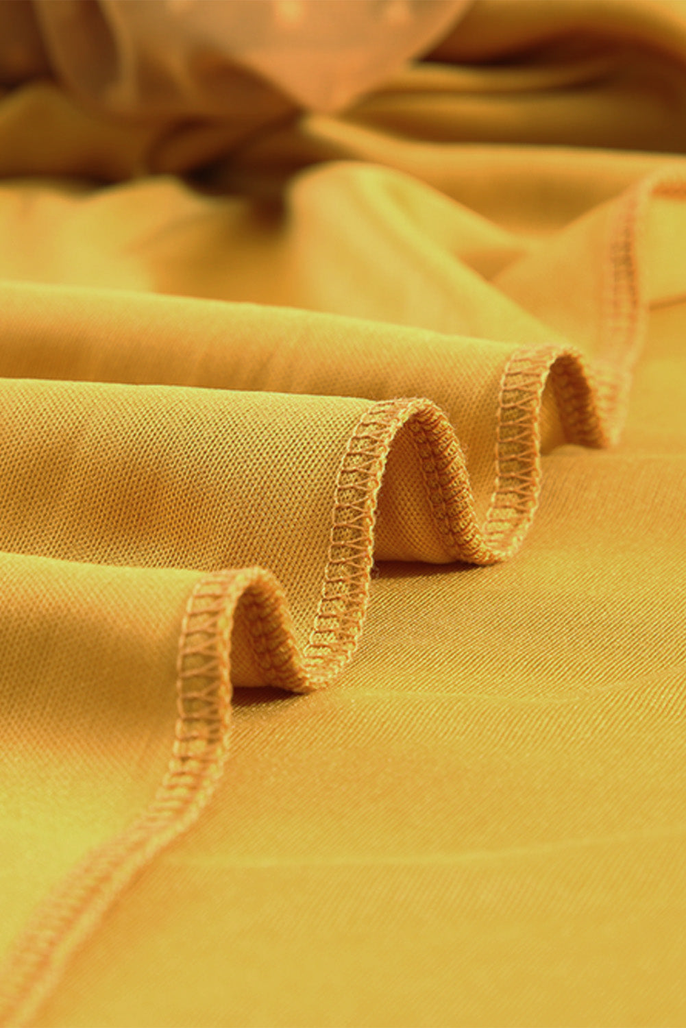 Rumeno rumena rumena maksi obleka s švicarskimi pikami z odprtimi rameni in naborki