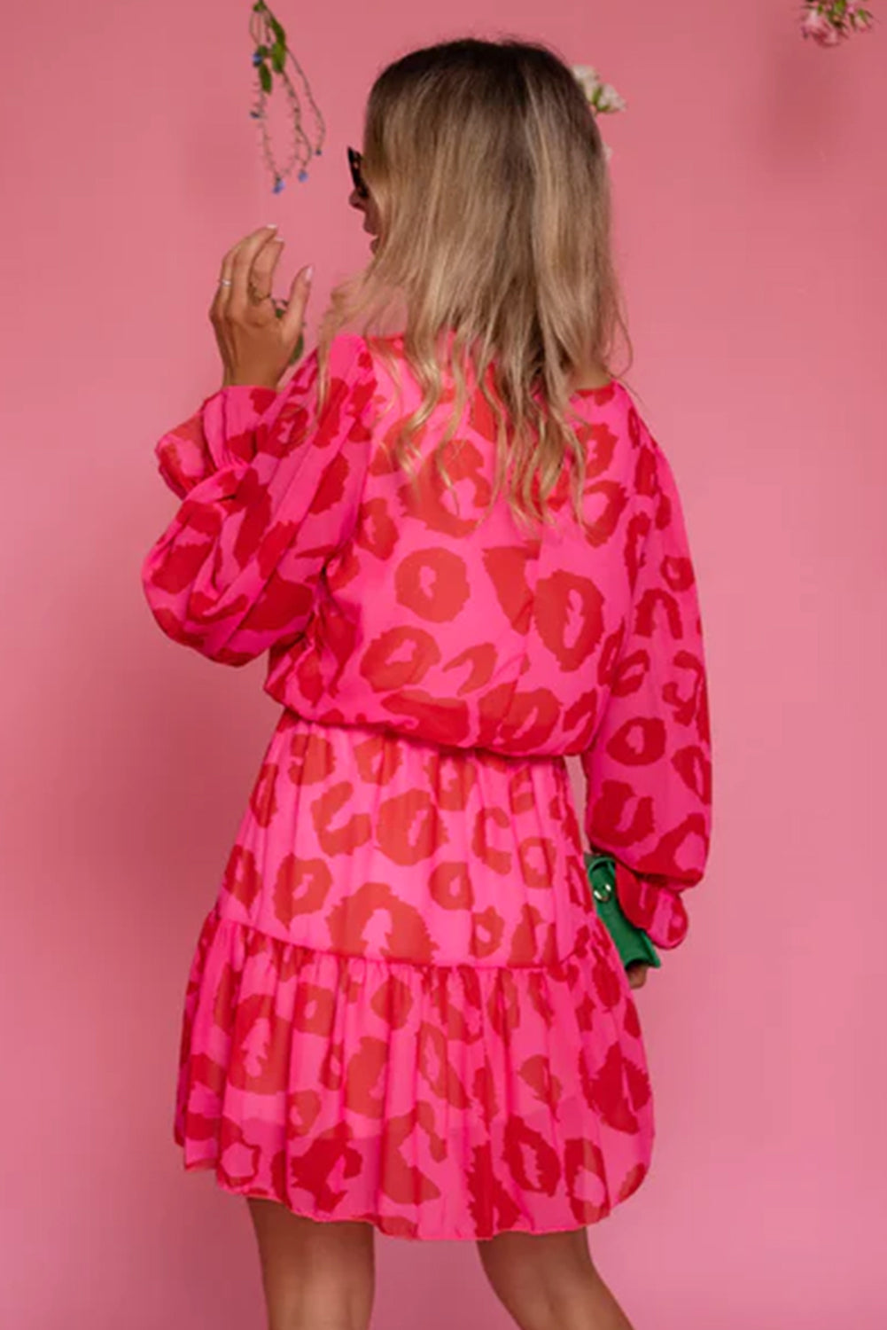 Mini-robe à volants et manches volantées imprimé léopard rose