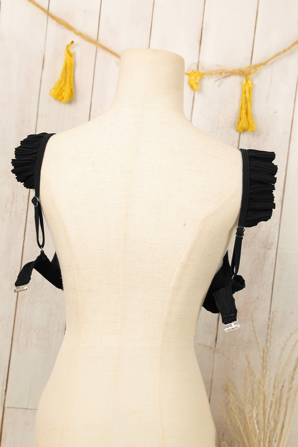 Črne bikini kopalke z valovito teksturo in nabranimi naramnicami