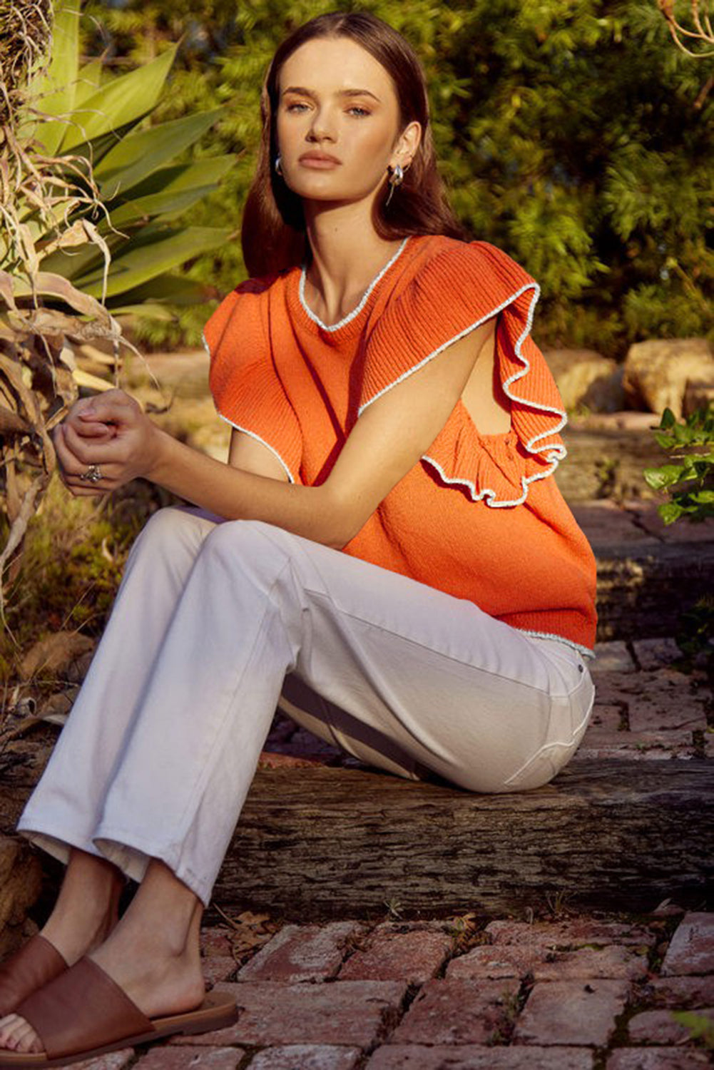 Rjavo oranžna pletena majica z naborki in rokavi s kontrastno obrobo
