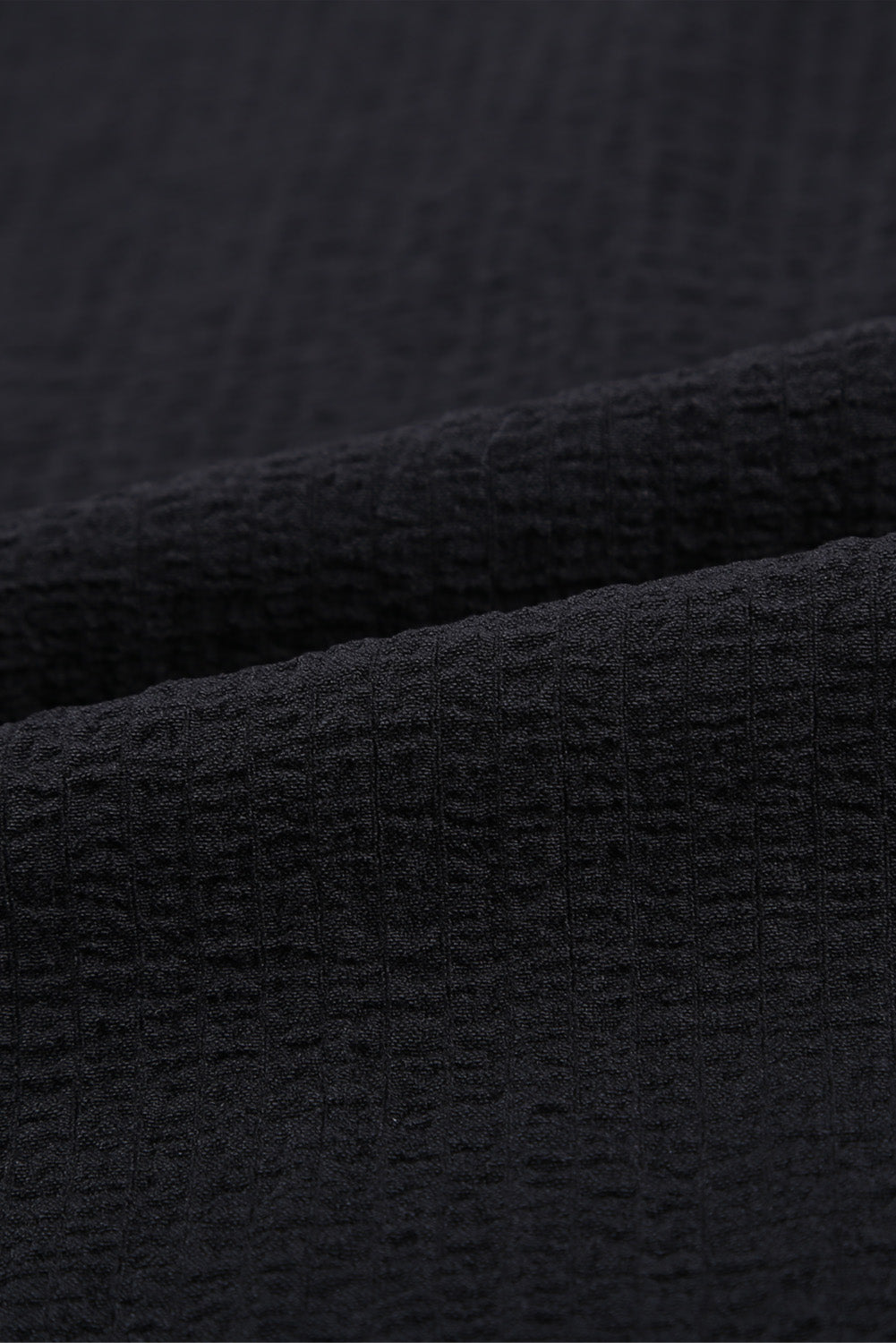 Crna majica s teksturom gumba