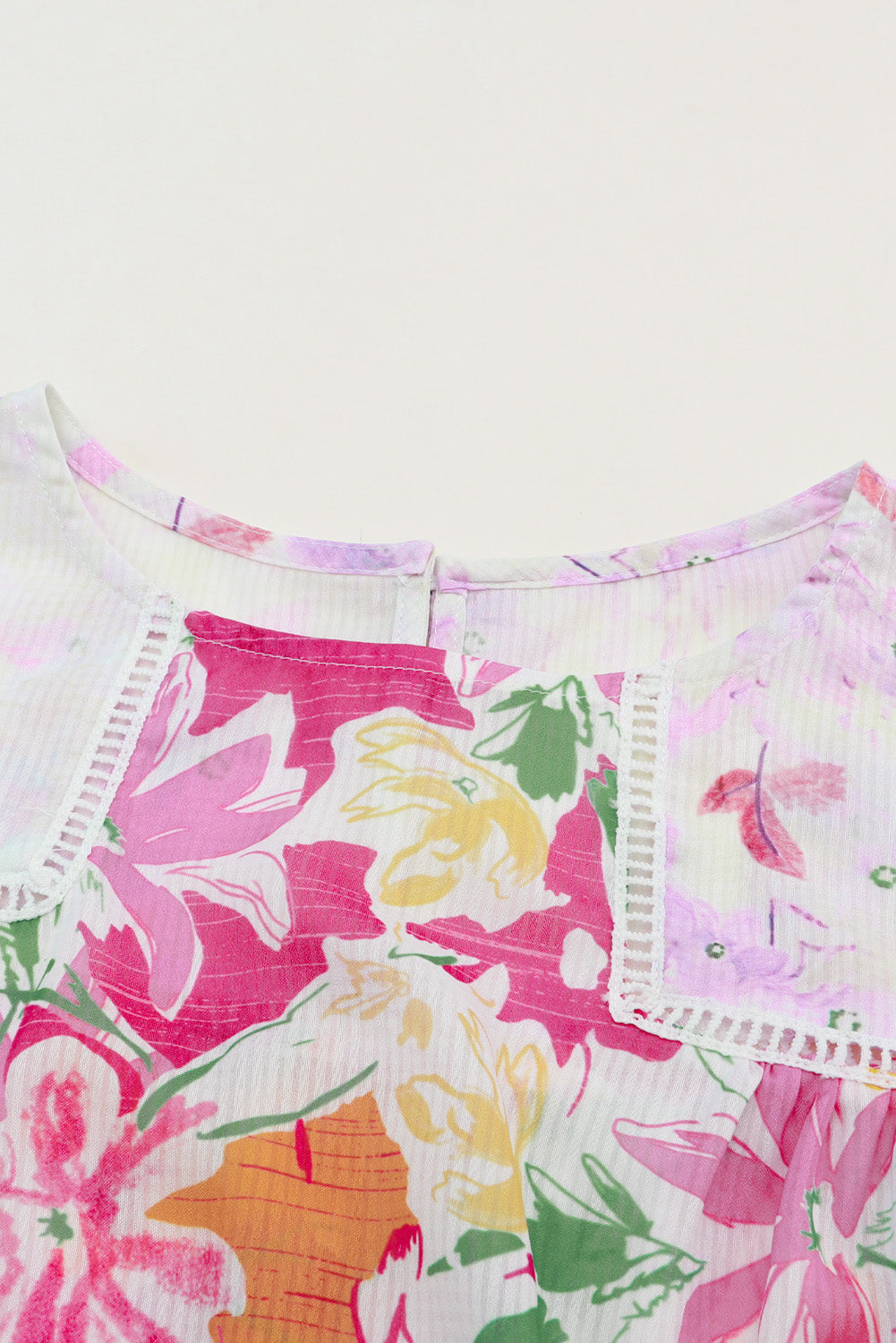 Vijolična bluza s čipkasto obrobo s cvetličnimi motivi