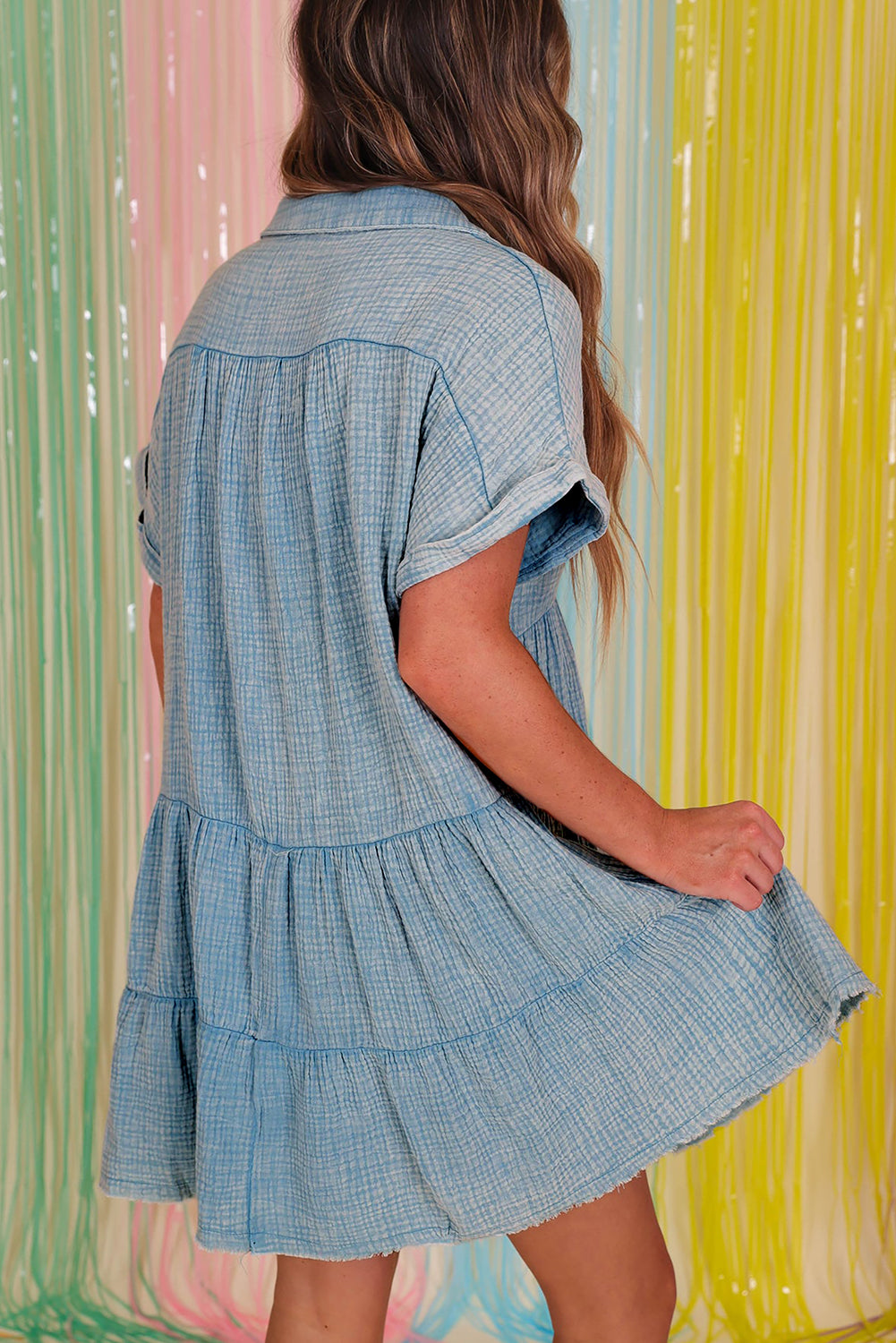 Beau Blue Mineral Wash Crinkle-Kleid mit geteiltem Ausschnitt und ungesäumtem Saum