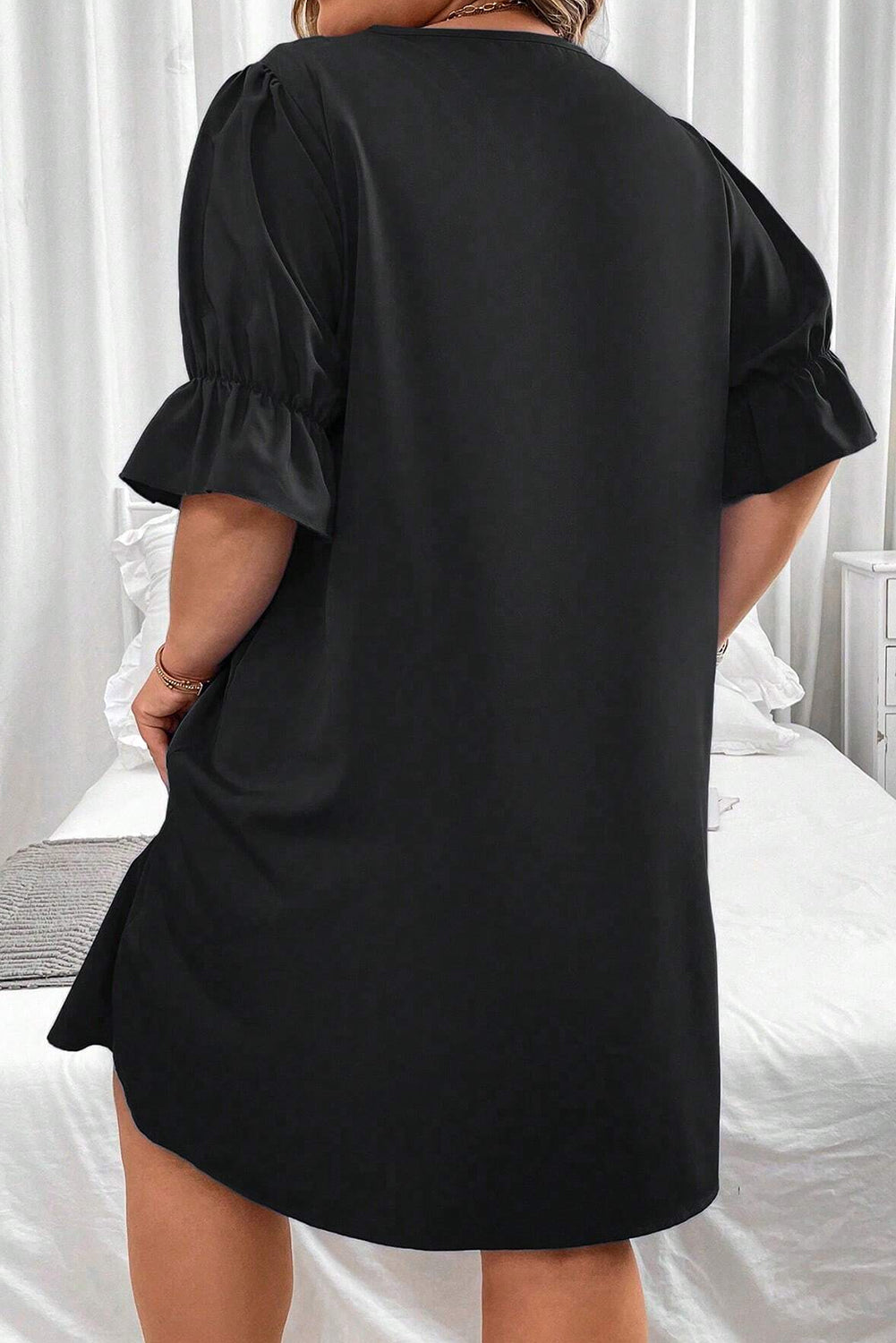 Schwarzes, einfarbiges, gerüschtes Minikleid mit V-Ausschnitt und Puffärmeln in Übergröße