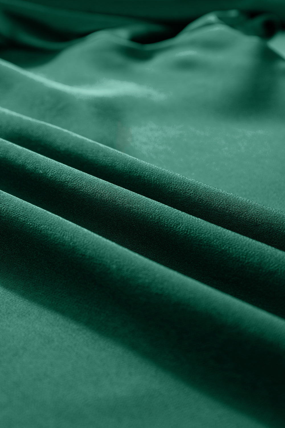 Schwarzgrüne, einfarbige Satin-Bluse mit Schlüsselloch-Rückseite und weiten Ärmeln