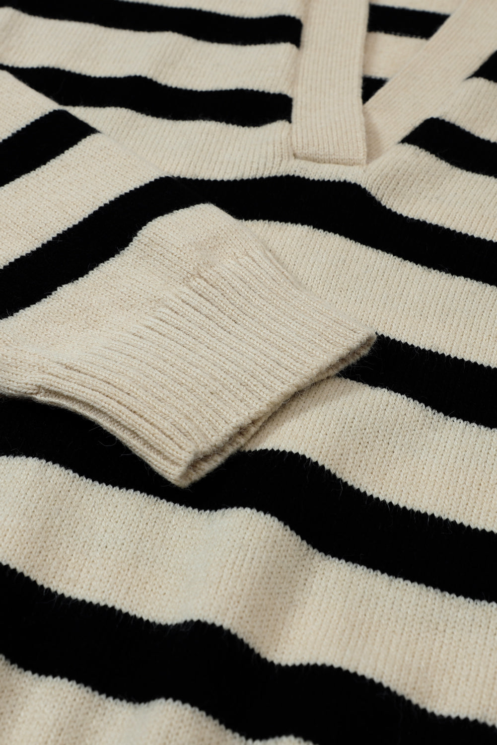 Marelično črtast pleten pulover z v-izrezom in spuščenimi rameni