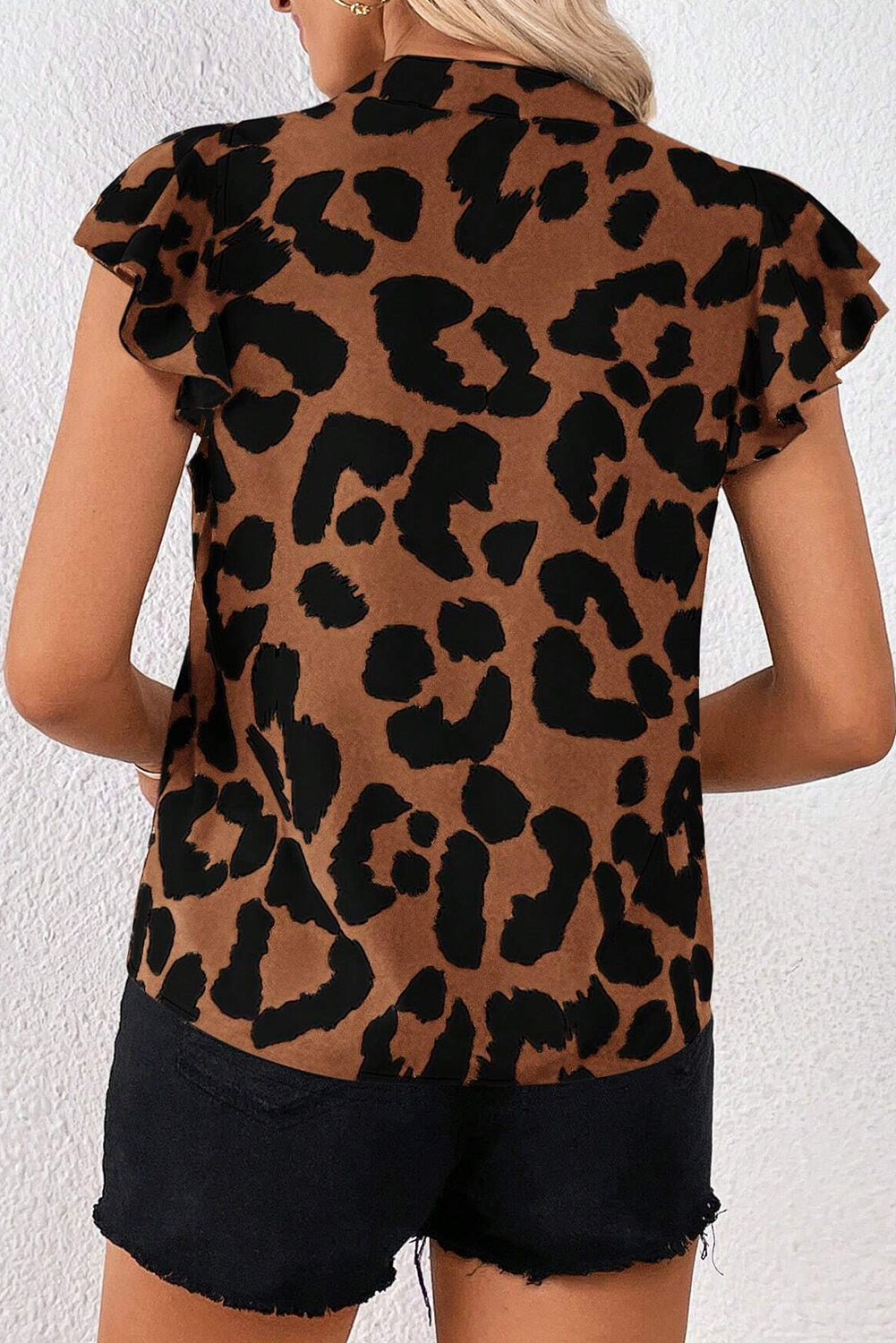 Braune Bluse mit gerüschtem Leopardenmuster und flatternden Ärmeln und geschlitztem Ausschnitt