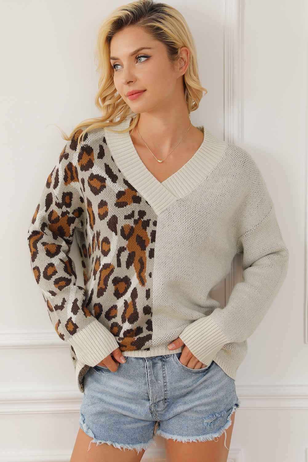 Pleteni pulover s V izrezom i spuštenim ramenima u boji leoparda