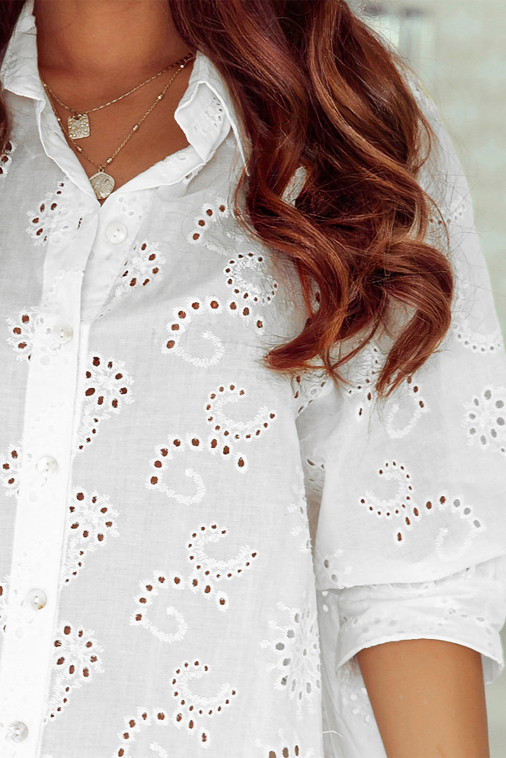 Robe babydoll chemise blanche à motif floral et œillets