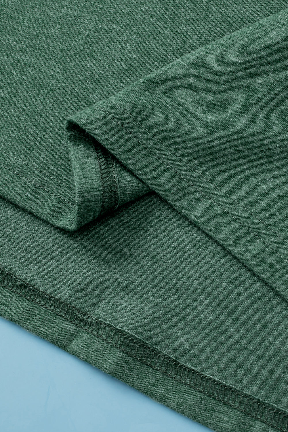 Črnkasto zelena bluza z velikimi vezenimi rokavi in ​​v-izrezom