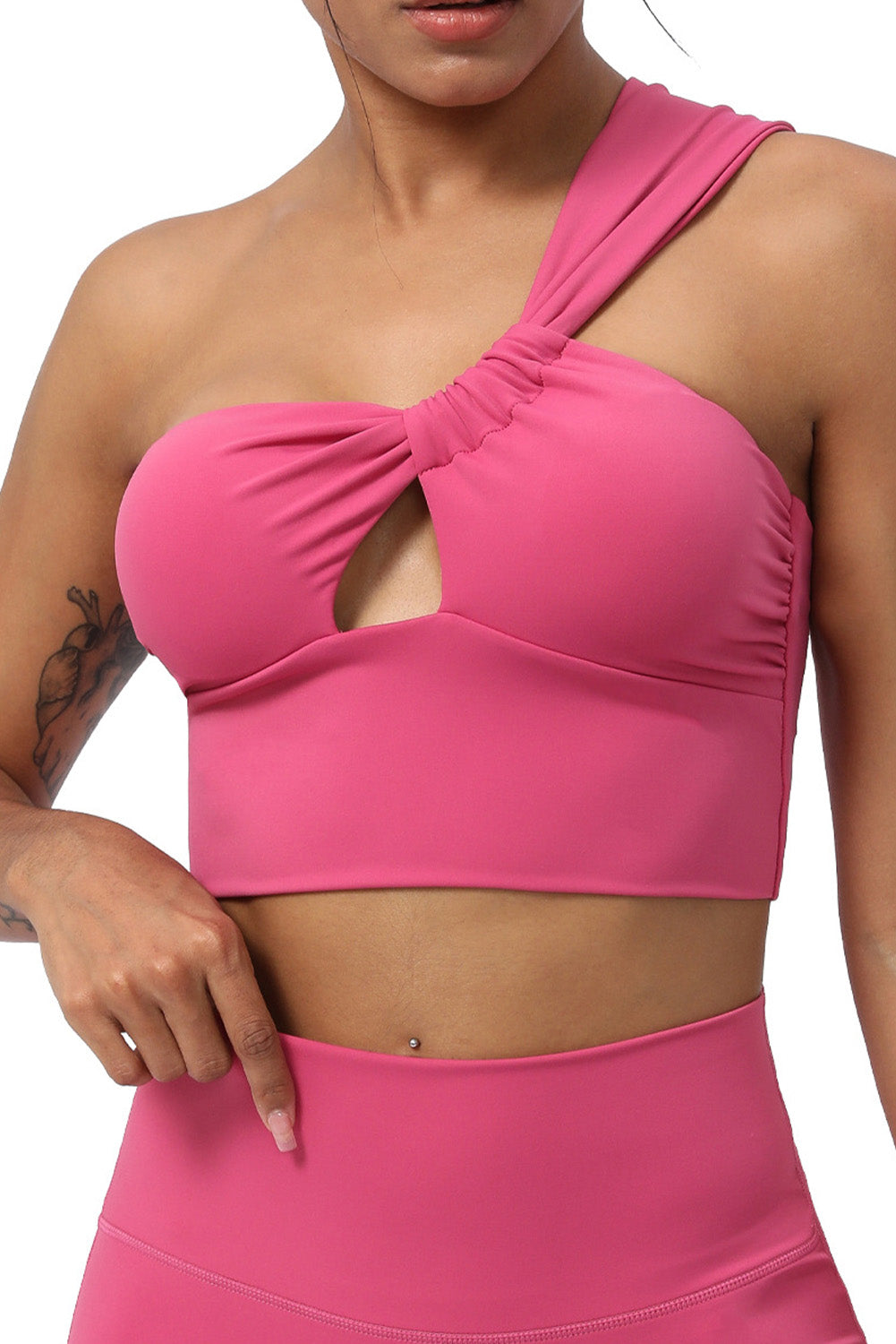 Soutien-gorge de yoga à une épaule découpée et froncée rouge rose