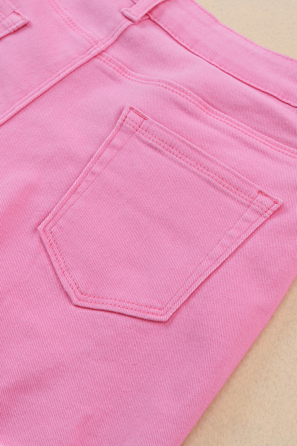 Pantaloncini in denim invecchiato tinta unita rosa