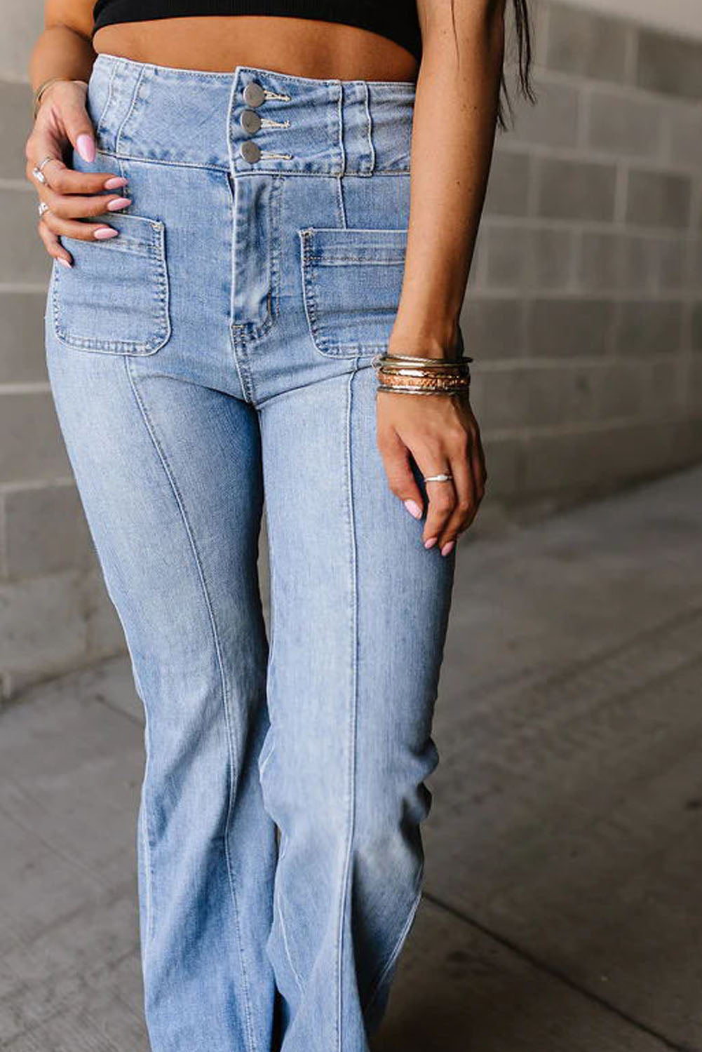 Hellblaue Flare-Jeans mit Hosenschlitz und freiliegenden Nähten und aufgesetzten Taschen