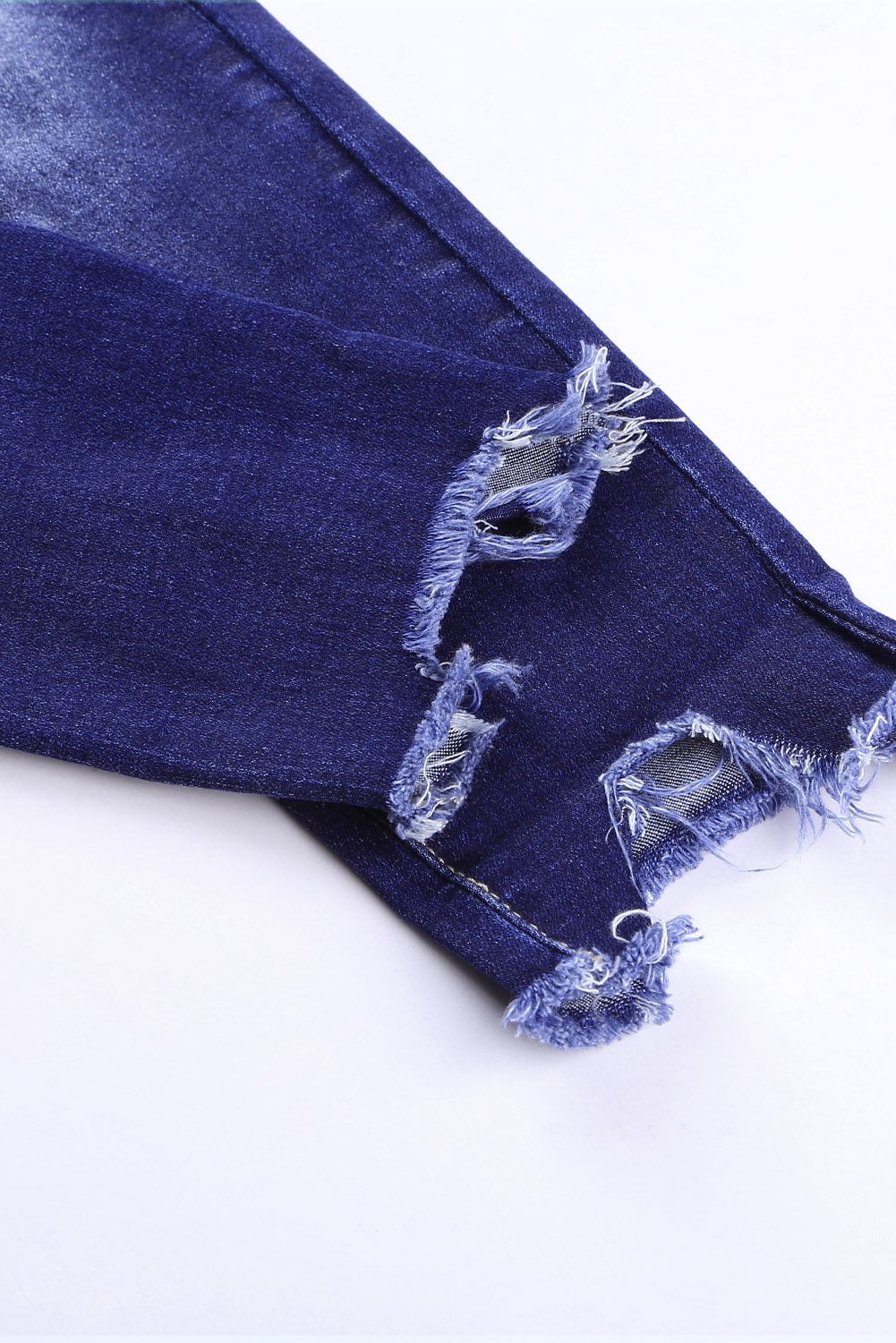Blaue Skinny-Jeans mit hohem Bund und Knopfleiste vorne und ausgefransten Knöcheln