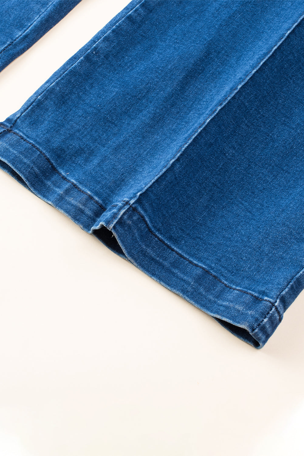 Combinaison en jean bleue à bretelles fines et encoche en V