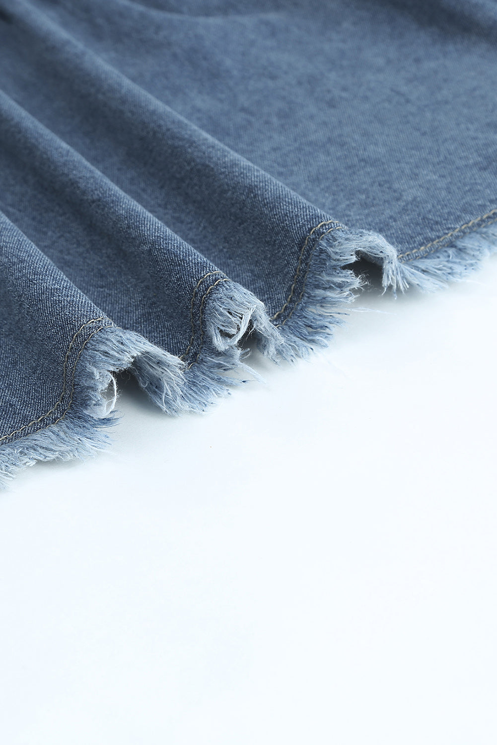 Robe en jean grise à manches courtes et poches effilochées boutonnées