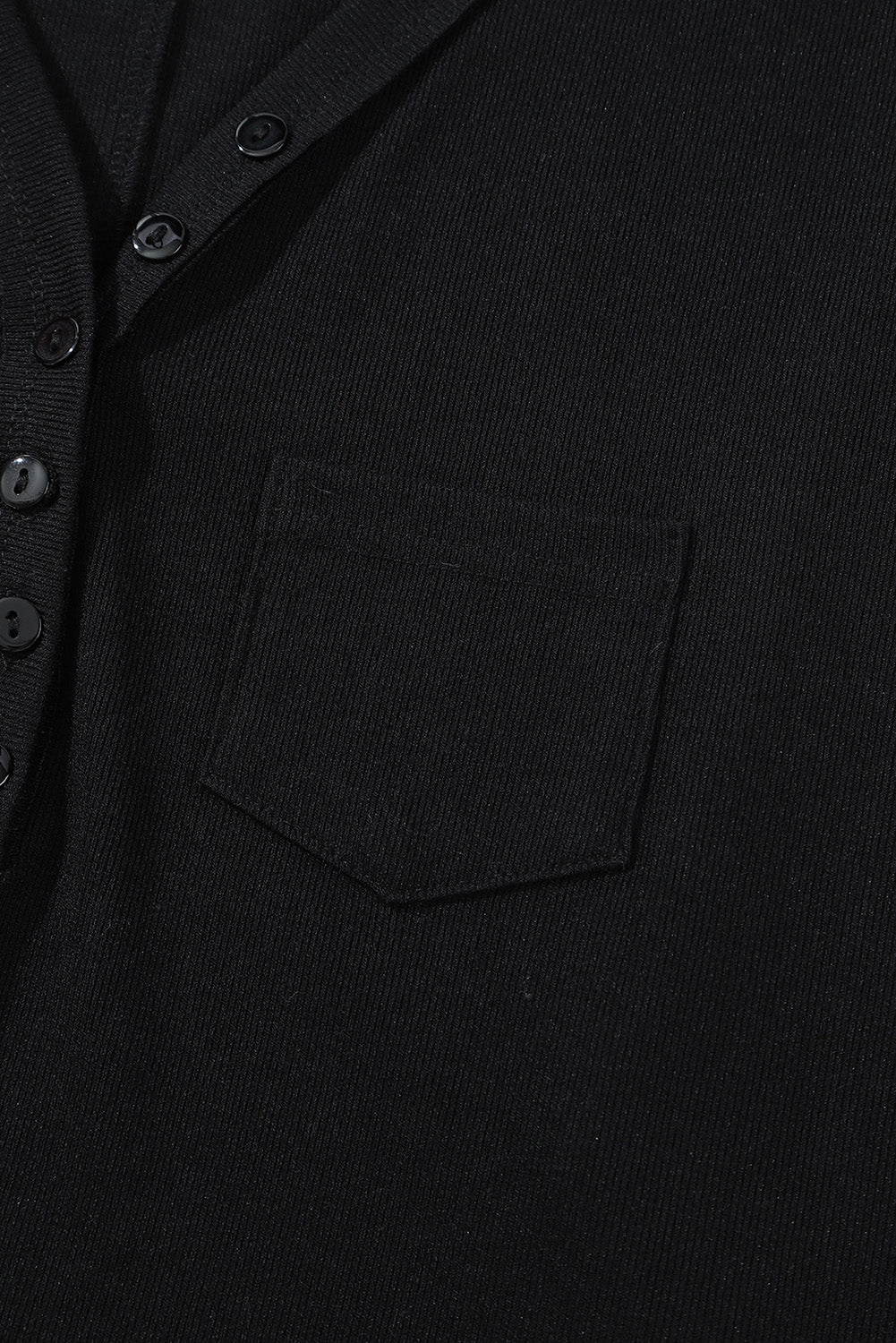 Črna rebrasta majica z žepom in gumbi z razcepljenim ovratnikom