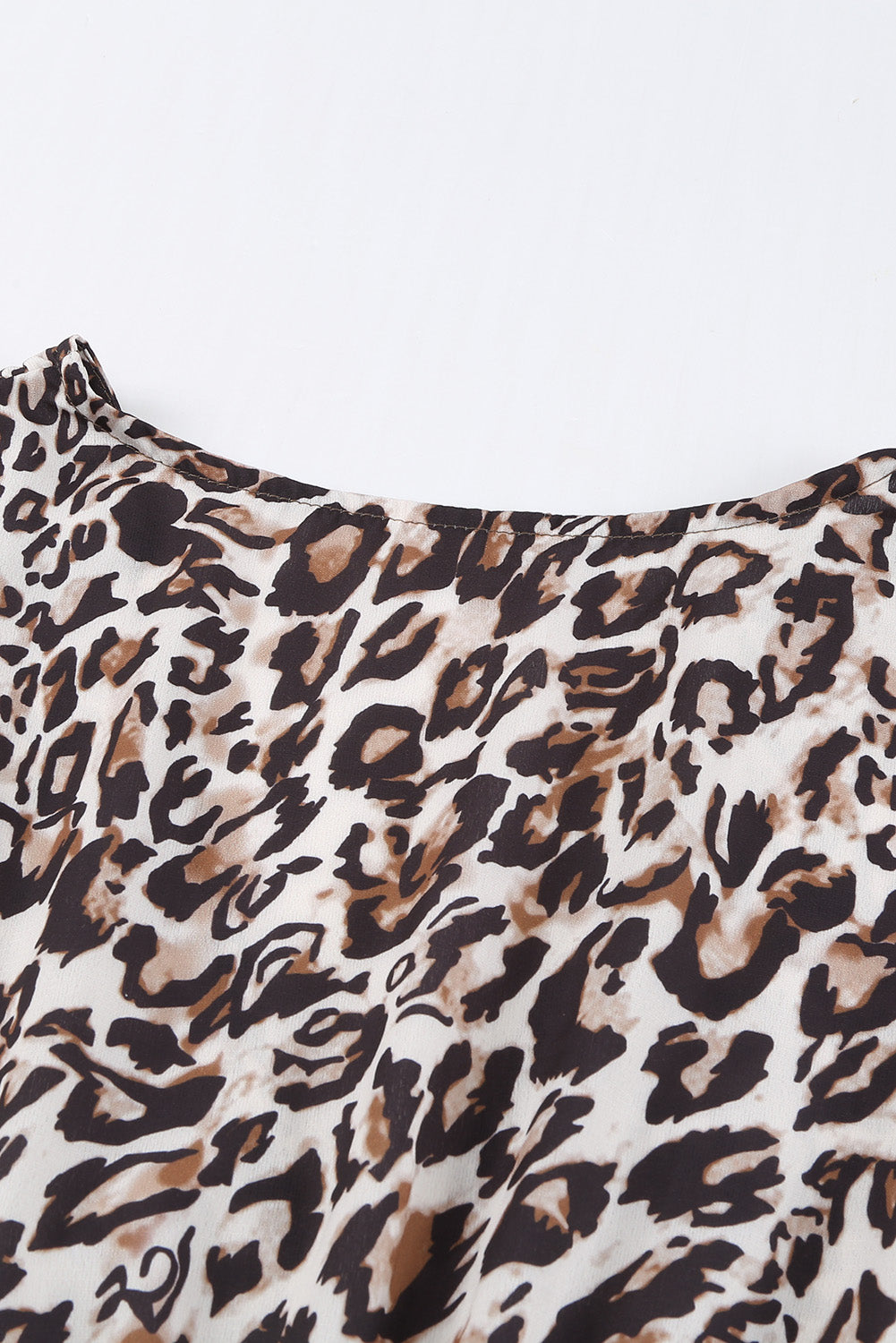 Mini haljina s V izrezom i dugim rukavima s leopardovim volanima