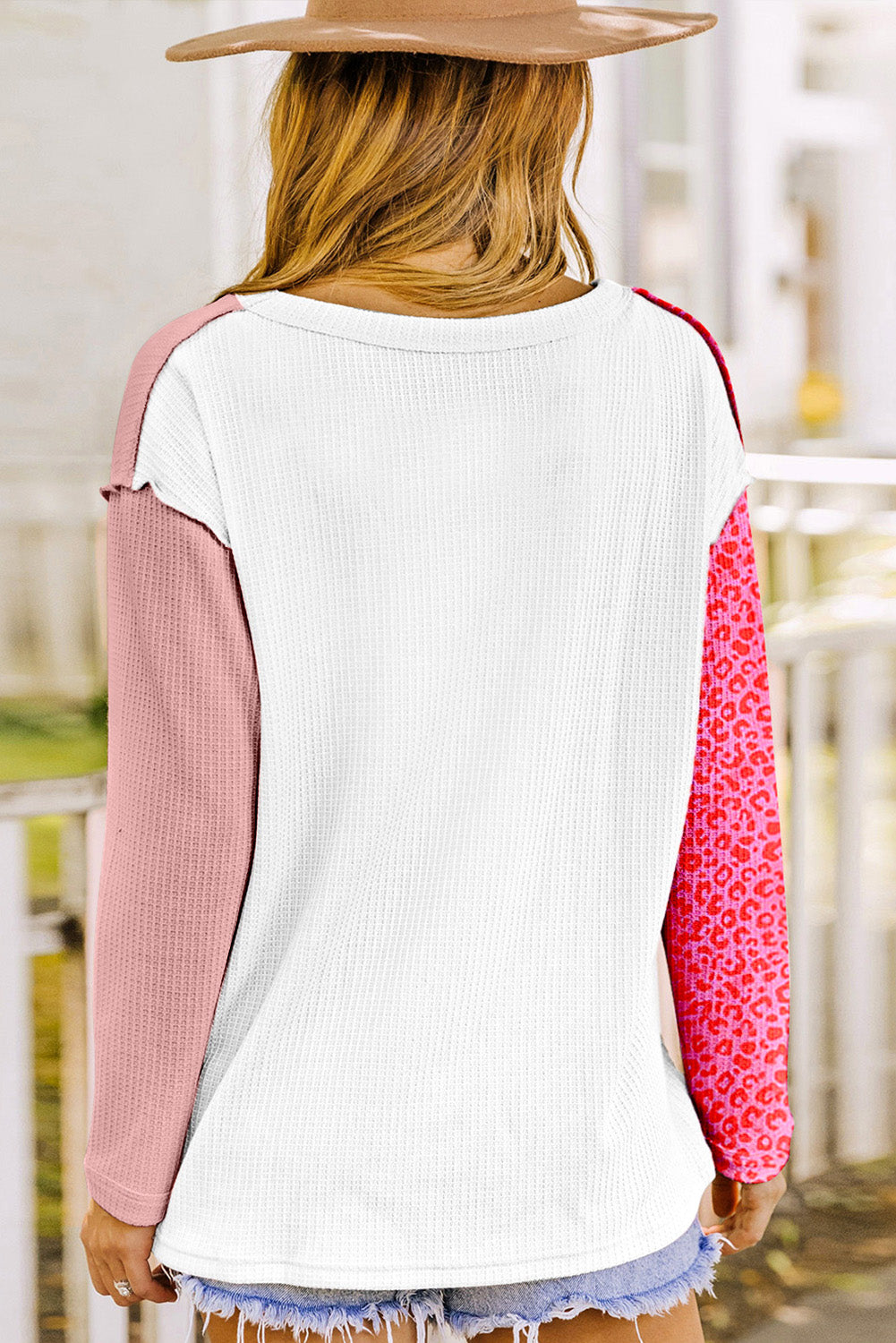 Haut rose à imprimé color block léopard et coutures apparentes en tricot gaufré