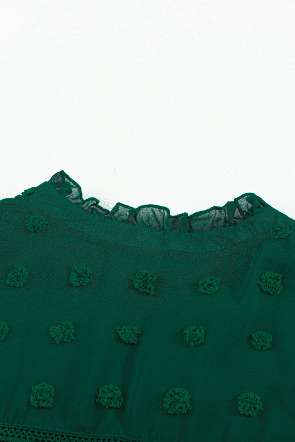 Zelena pikčasta bluza s čipkastimi izdolbenimi rokavi in ​​razcepljenim ovratnikom
