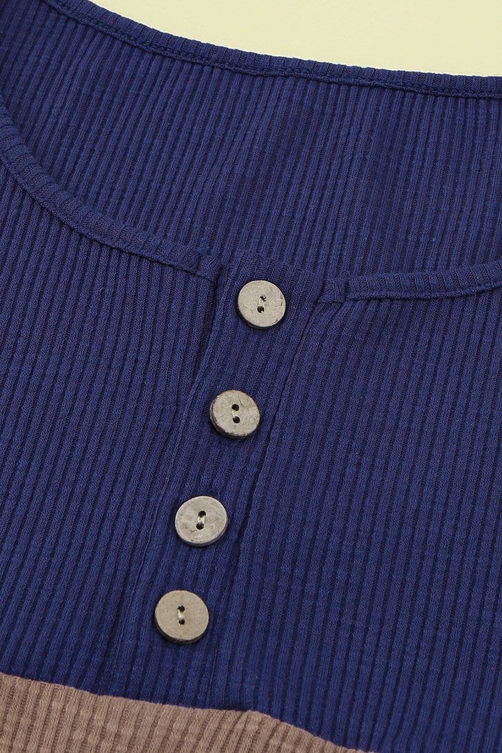 Majica dugih rukava s plavom rebrastom čipkom i blokovima boja