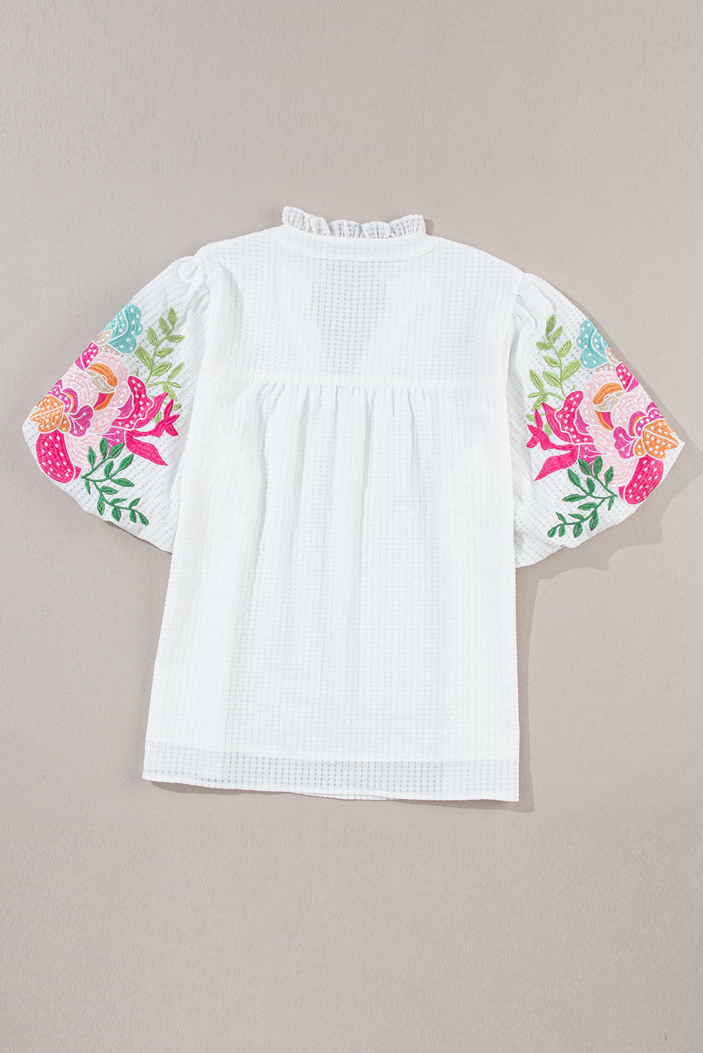 Bijela cvjetna izvezena bluza s puf rukavima i urezanim vratom