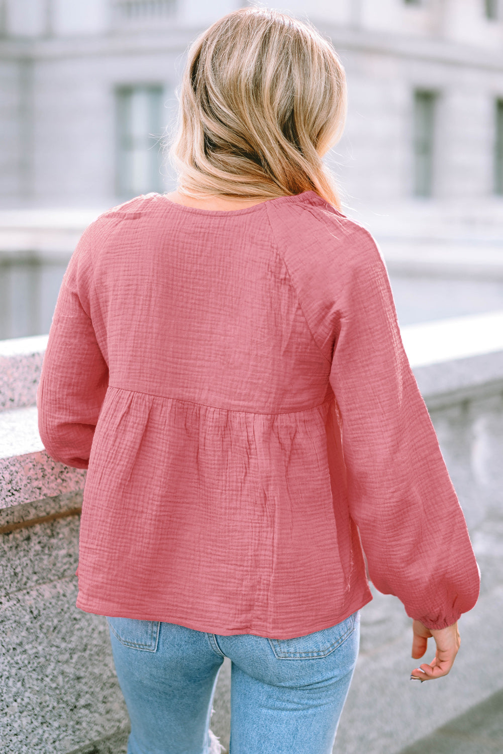 Rožnata teksturirana bluza z mehurčastimi rokavi